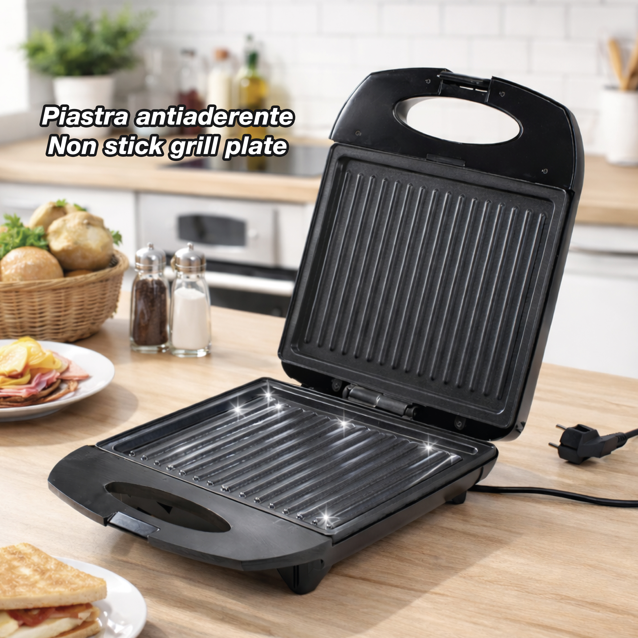 Un sandwich maker aperto con piastre grill, accanto un panino e un cesto di pane.