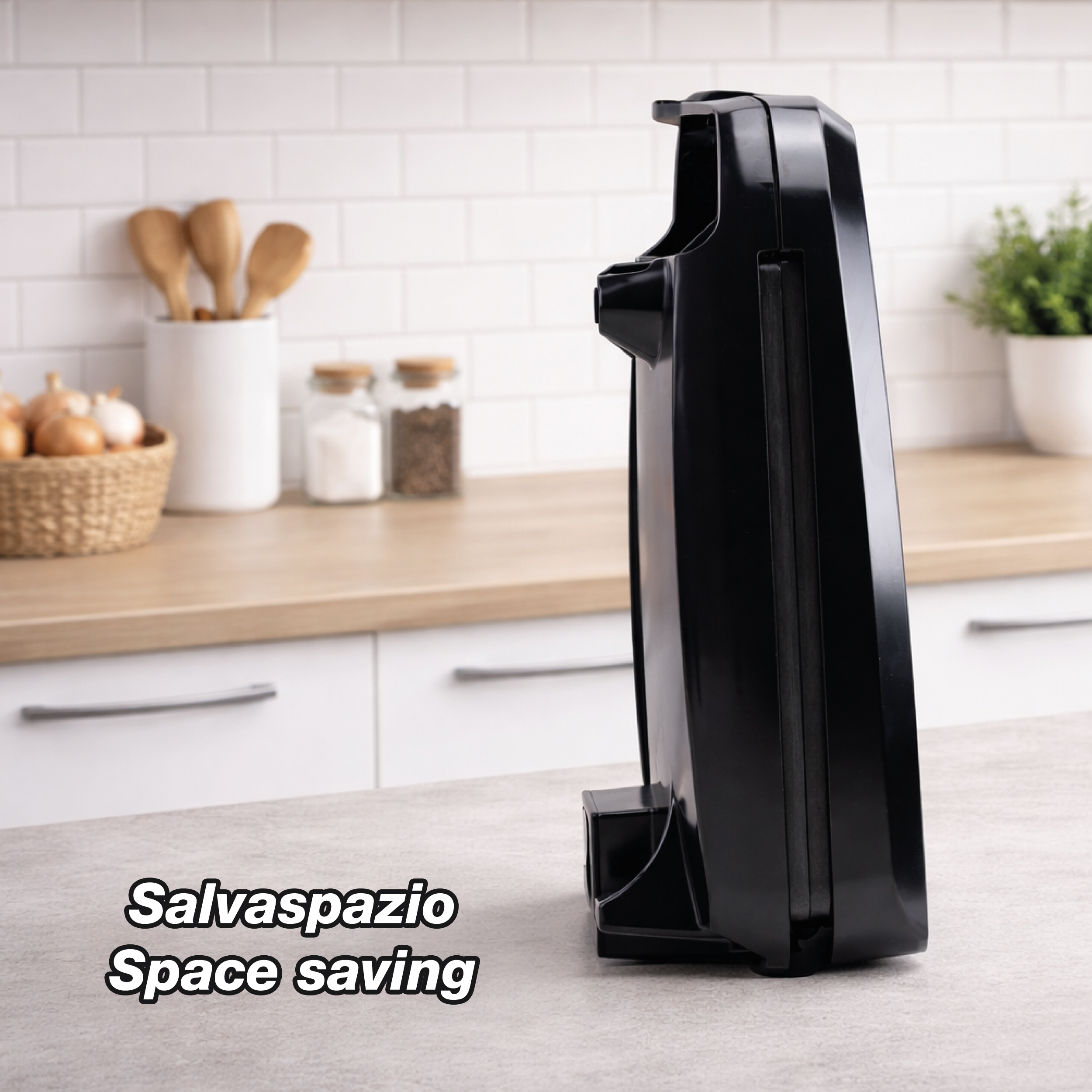 Grill a contatto nero su un piano di lavoro con utensili da cucina sullo sfondo.