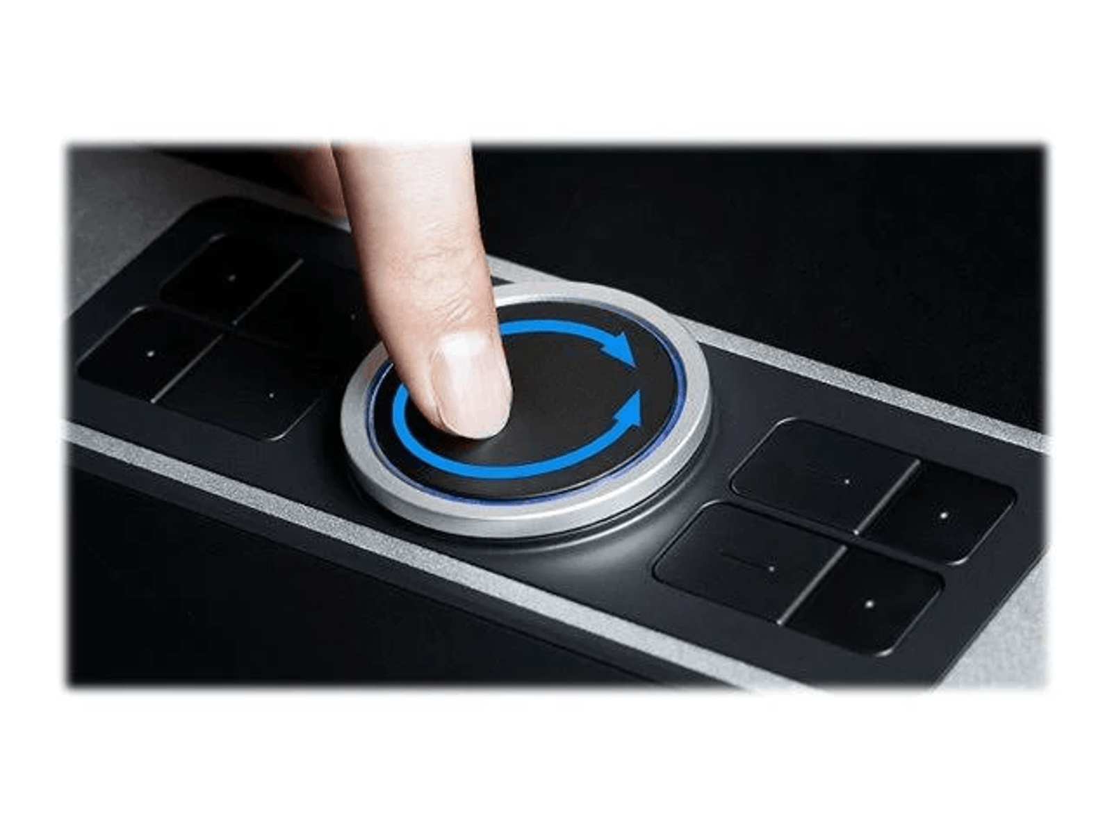 Ein Finger drückt auf ein schwarzes Rad mit blauen Pfeilen, umgeben von Tasten.