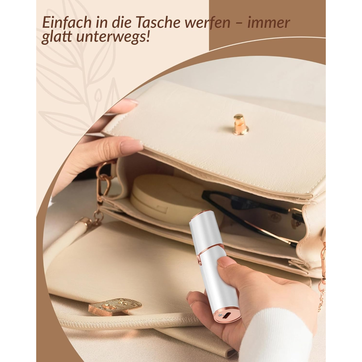 Eine Hand hält ein weißes Gerät mit Roségold-Akzenten vor einer offenen Beigetasche.