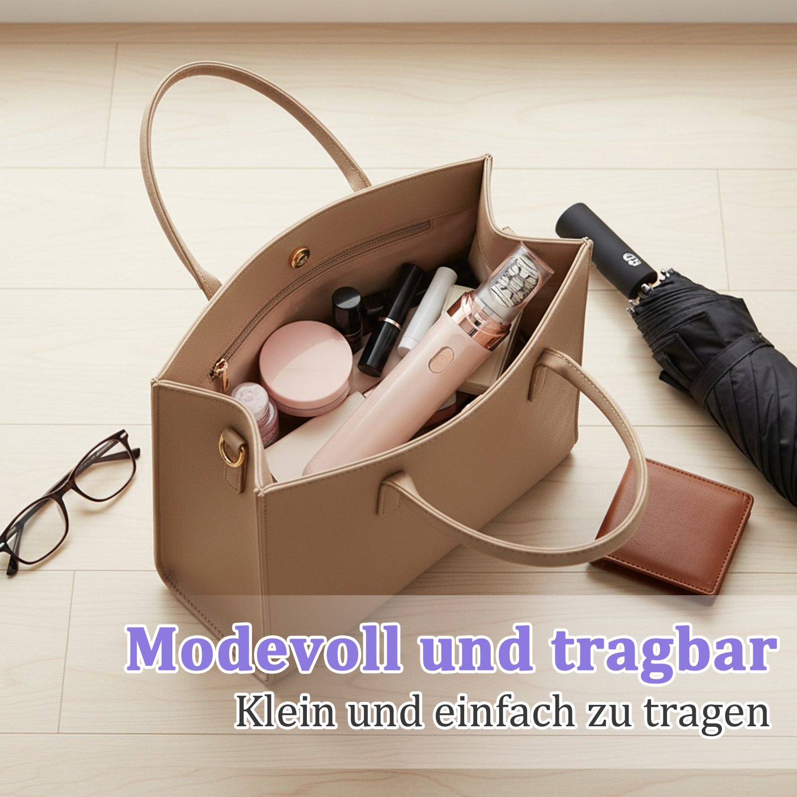 Eine beige Handtasche mit Kosmetik, Brille, Portemonnaie und Regenschirm daneben.