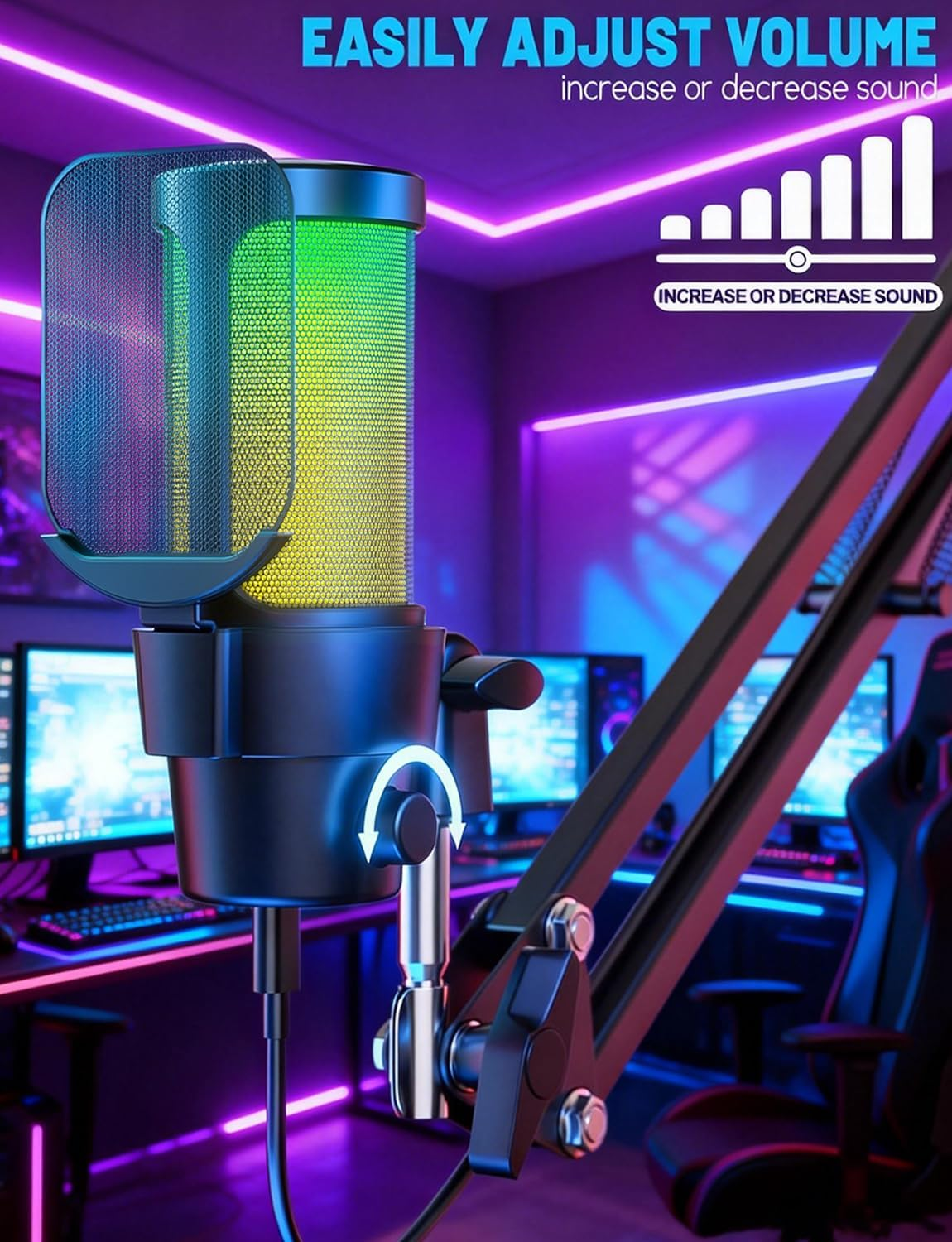 Ein beleuchtetes Mikrofon steht auf einem Schreibtisch mit Computern und Gaming-Stühlen im Hintergrund.