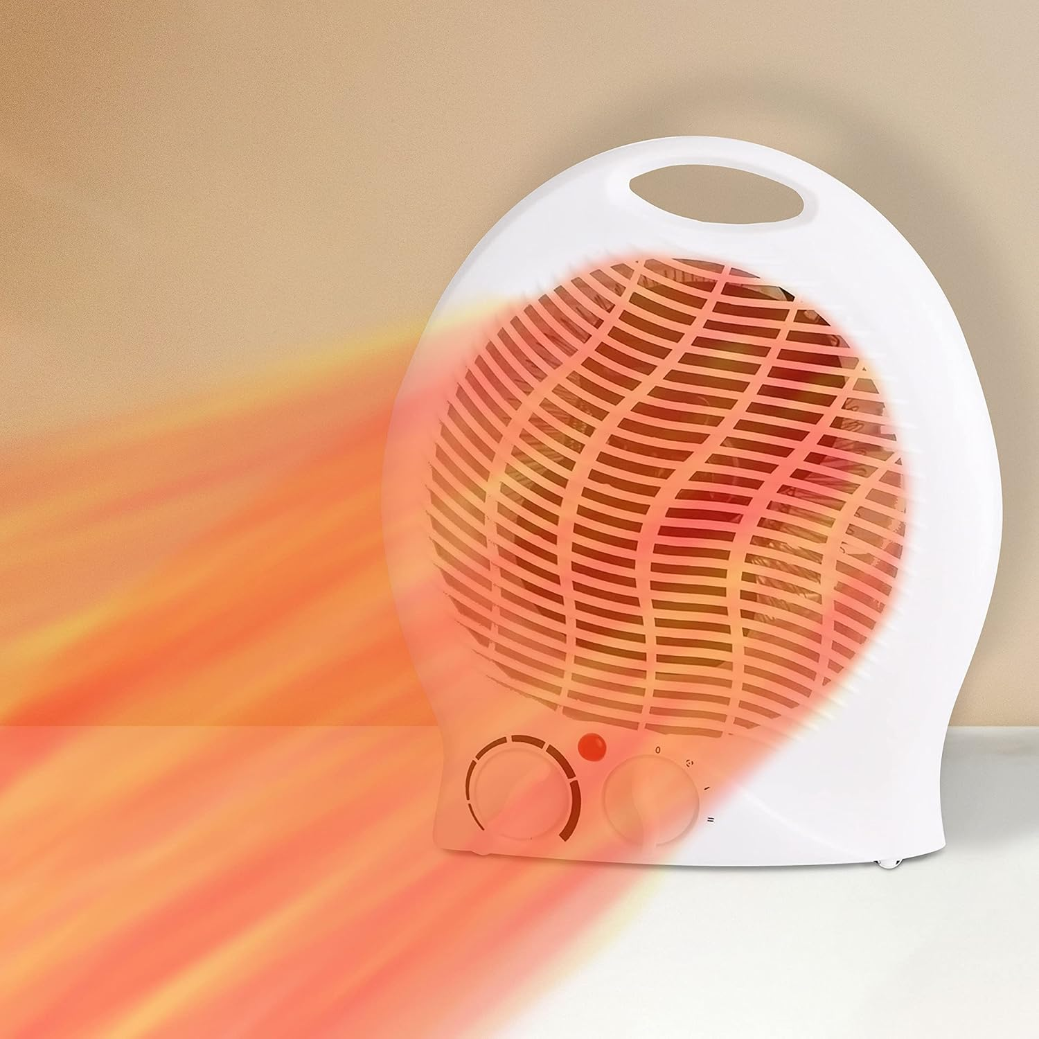 Ein weißer Heizlüfter mit orangefarbenem Lichtstrahl, der Wärme abgibt.