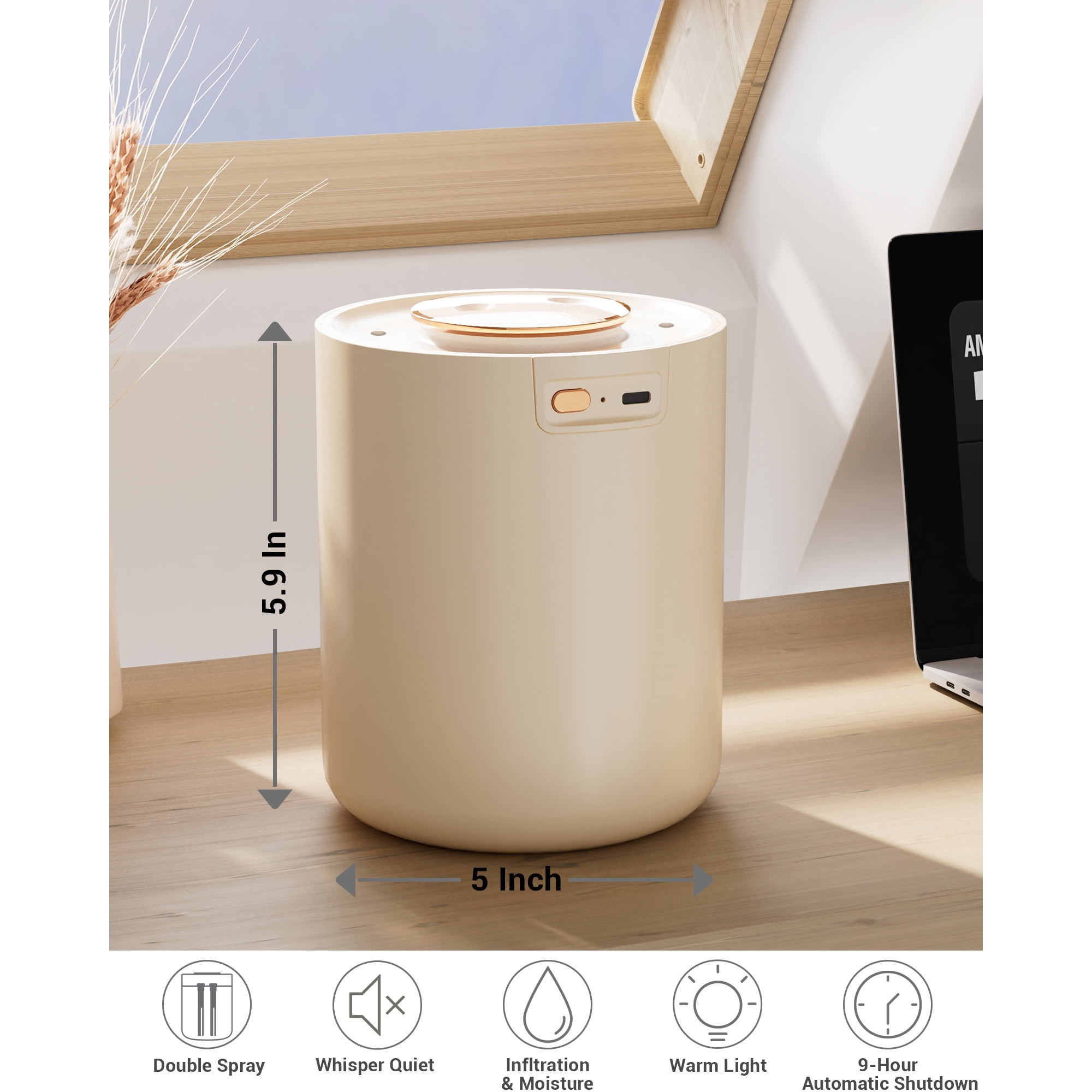Ein beigefarbener Diffusor steht auf einem Holztisch neben einem Laptop.