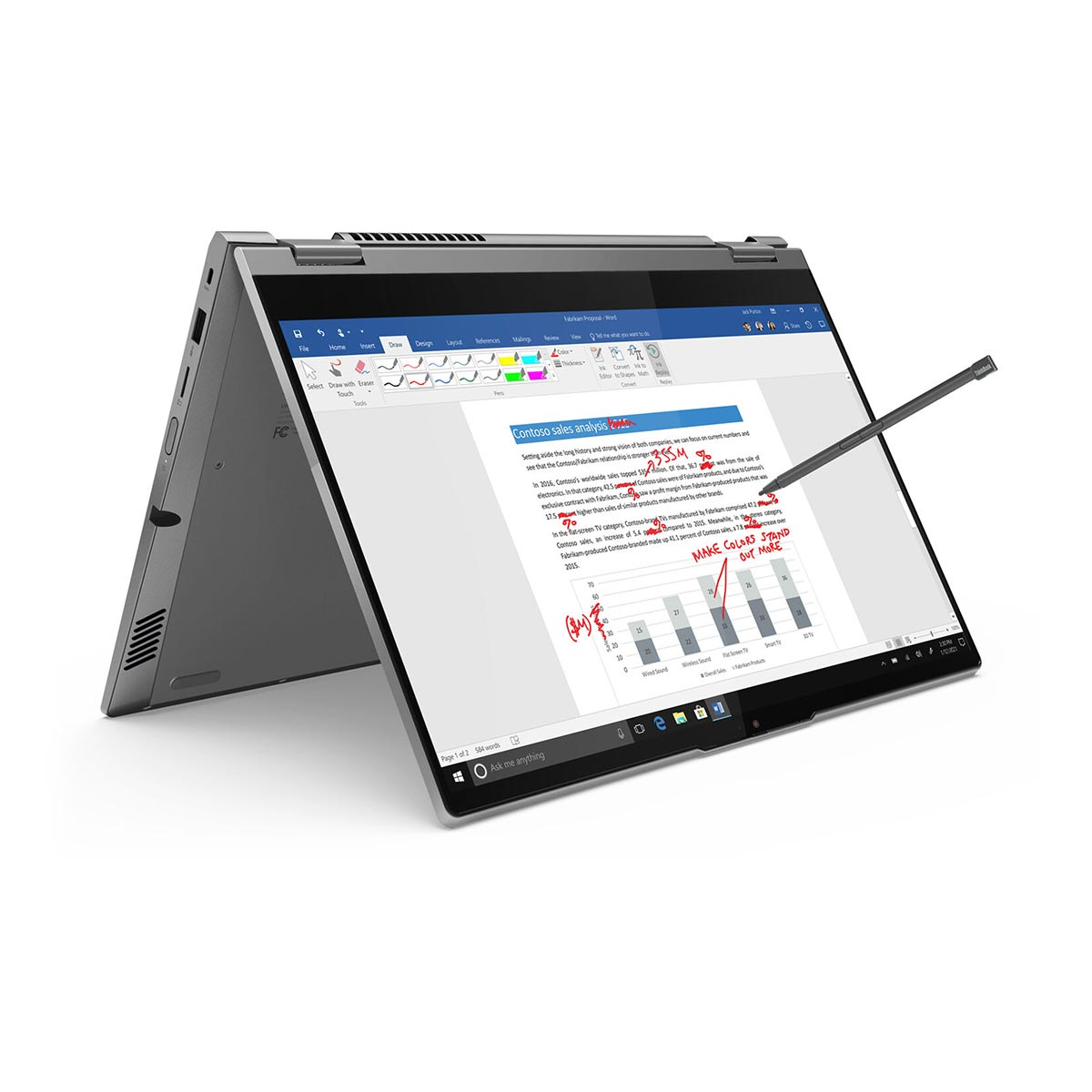 Srebrny laptop jest otwarty i wyświetla dokument Word z wykresami i odręcznymi notatkami.
