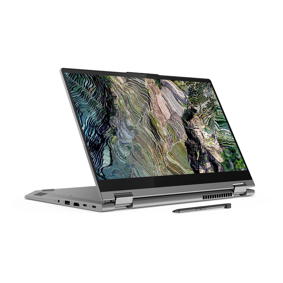 Otwarty laptop z ekranem pokazującym tarasowe pola. Obok rysik.