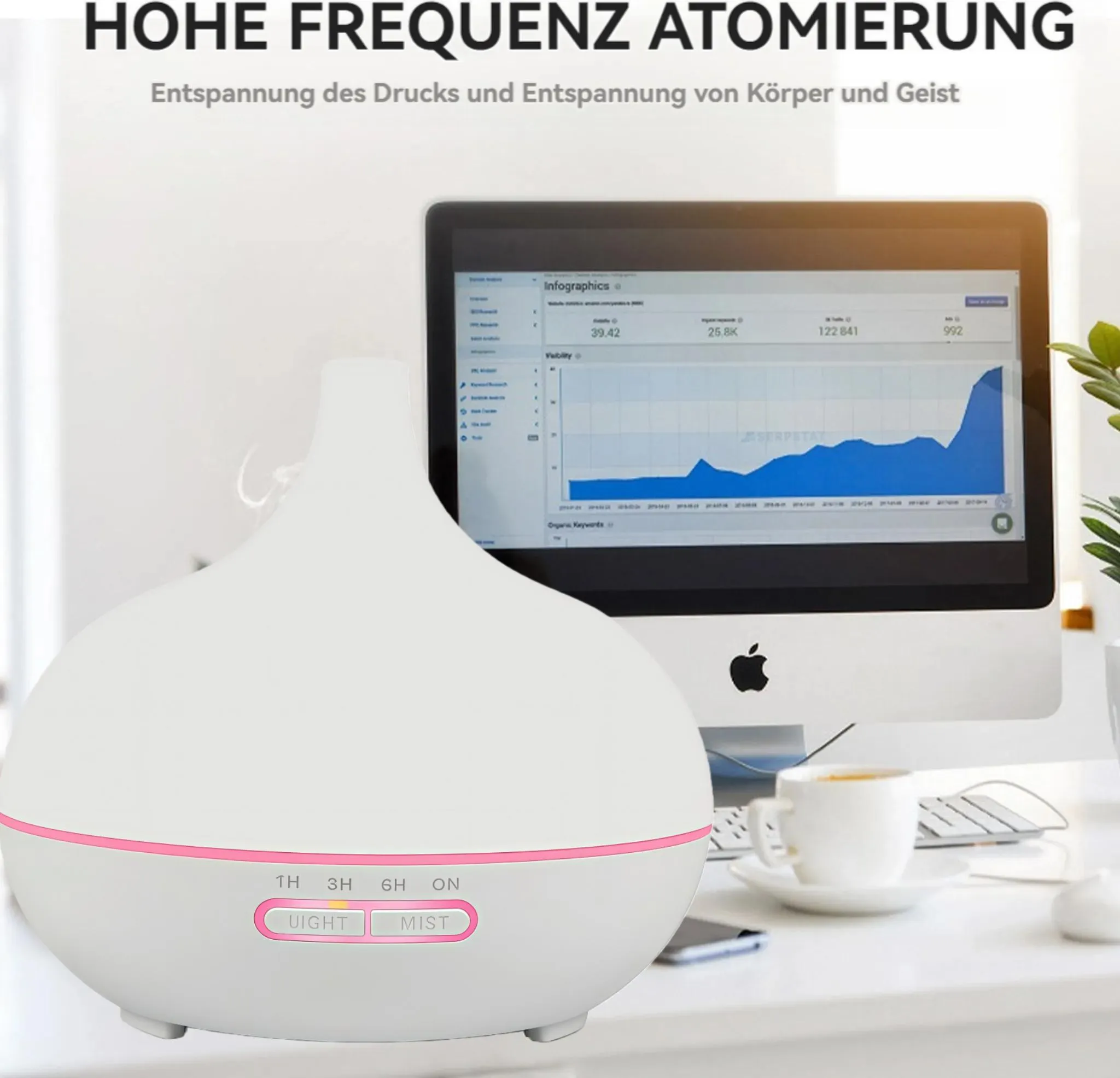 Ein weißer Diffusor mit rosa Licht vor einem Computer mit Infografiken.