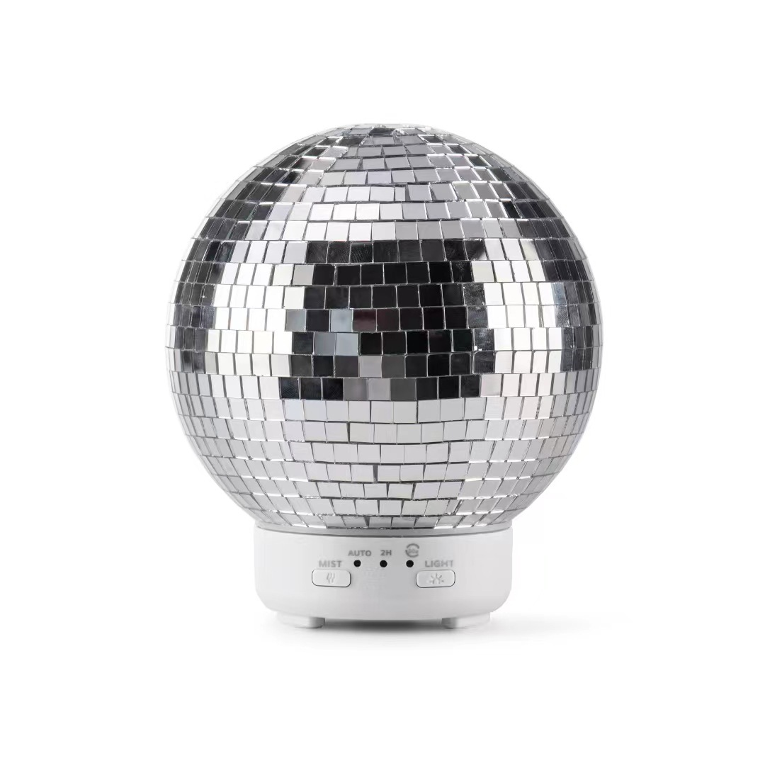 Eine silberne Discokugel mit einem weißen Sockel, der Tasten hat.