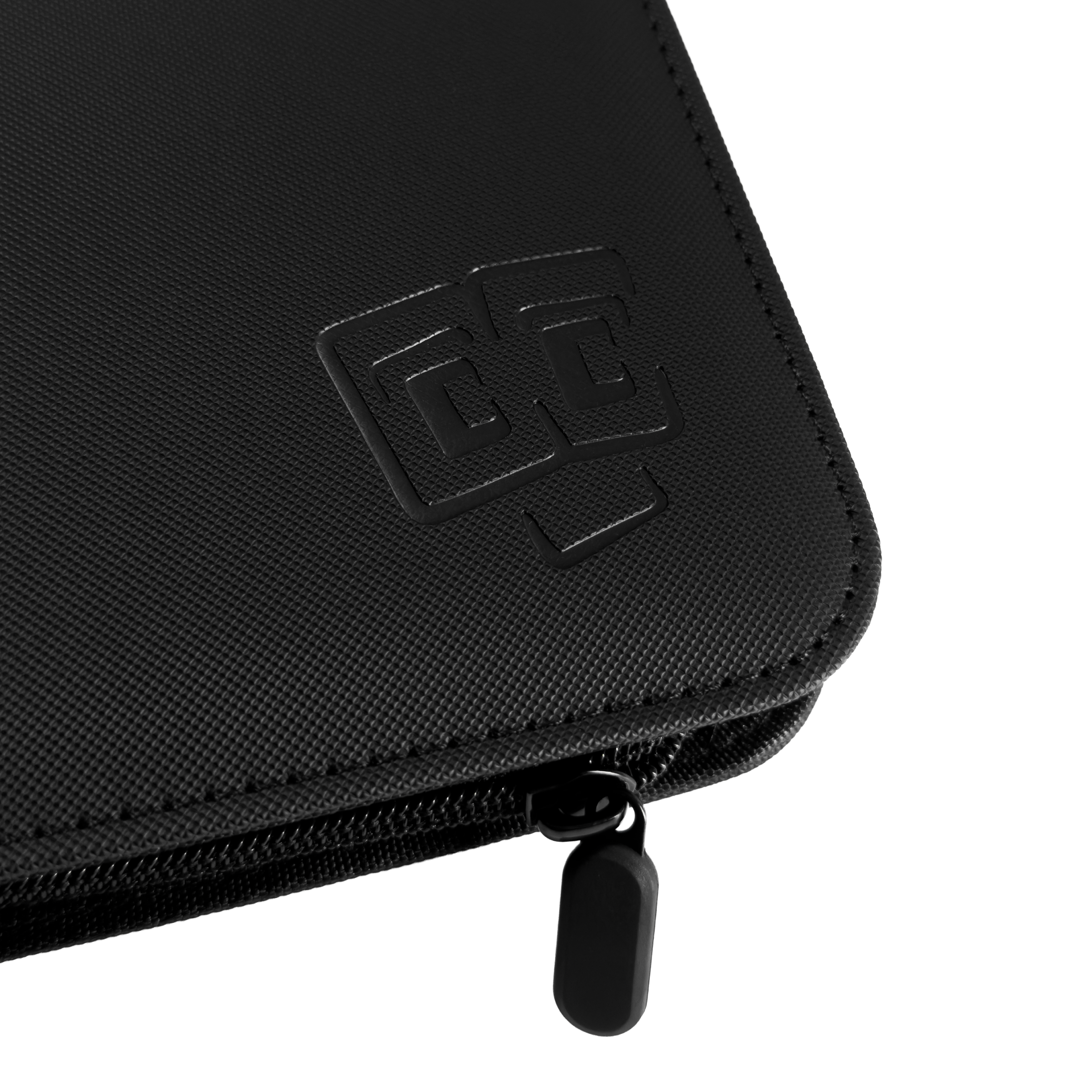 Schwarze Tasche mit Reißverschluss und geprägtem Logo, Nahaufnahme auf schwarzem Hintergrund.