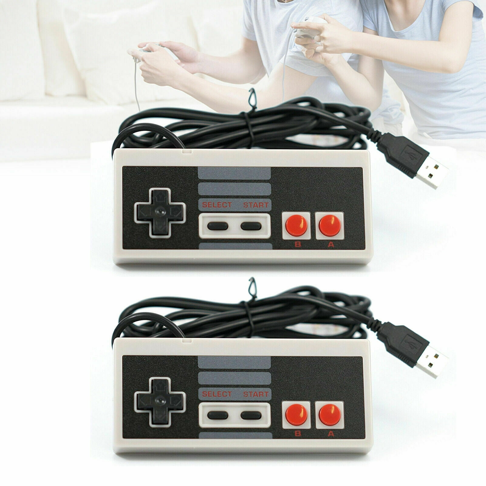 Zwei Retro-USB-Controller mit schwarzen Kabeln. Im Hintergrund spielen Menschen.