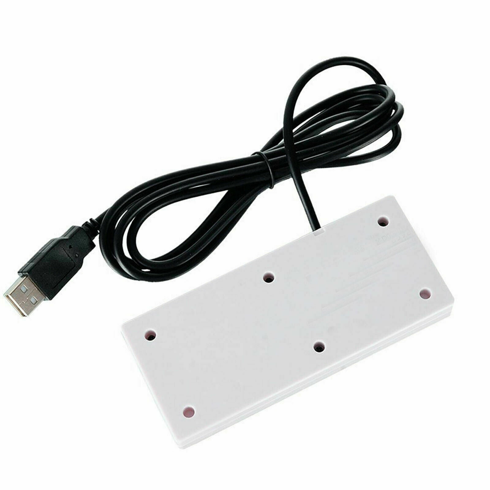 Ein weier USB-Controller mit schwarzem Kabel auf weiem Hintergrund.