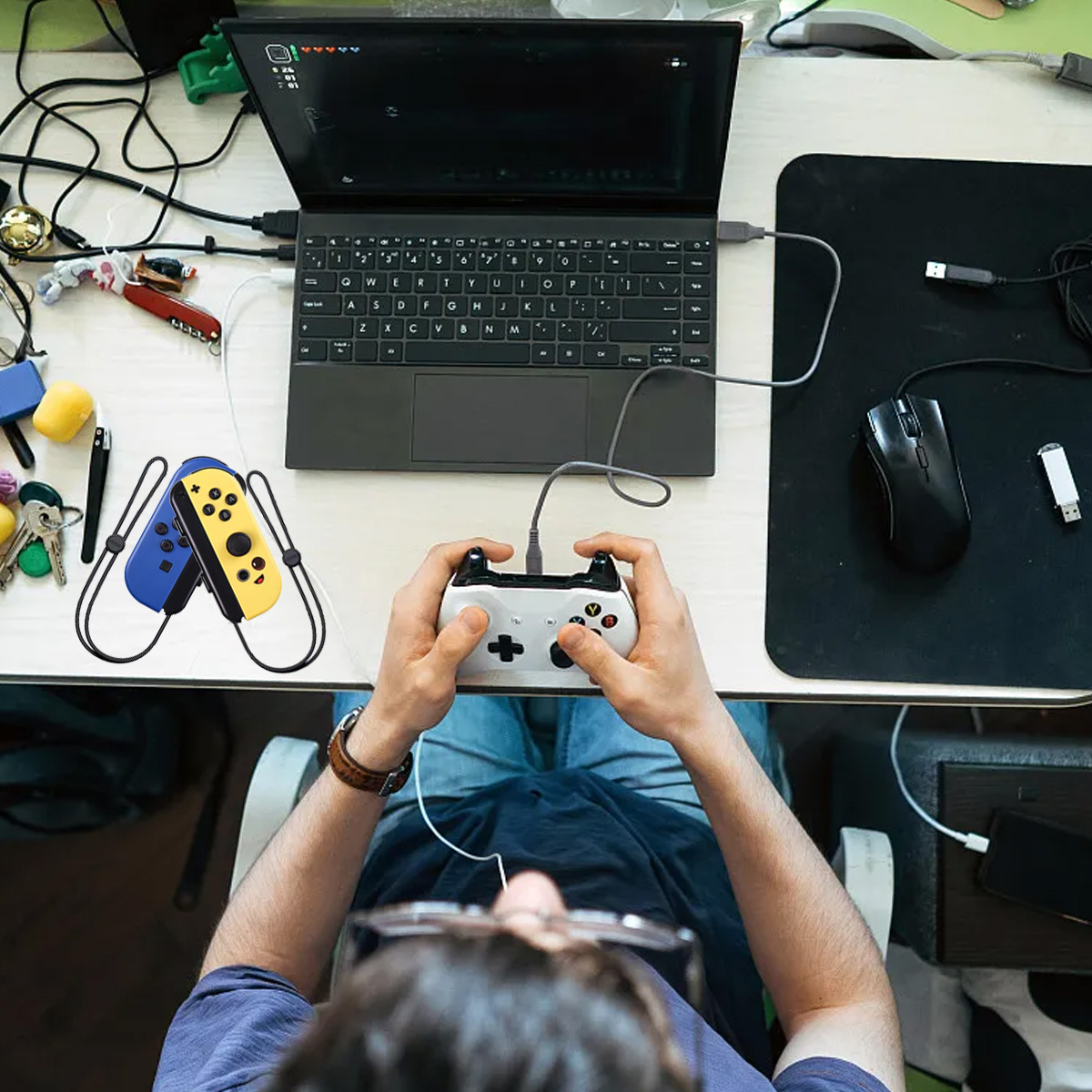 Person spielt mit einem Controller, der an einen Laptop angeschlossen ist.