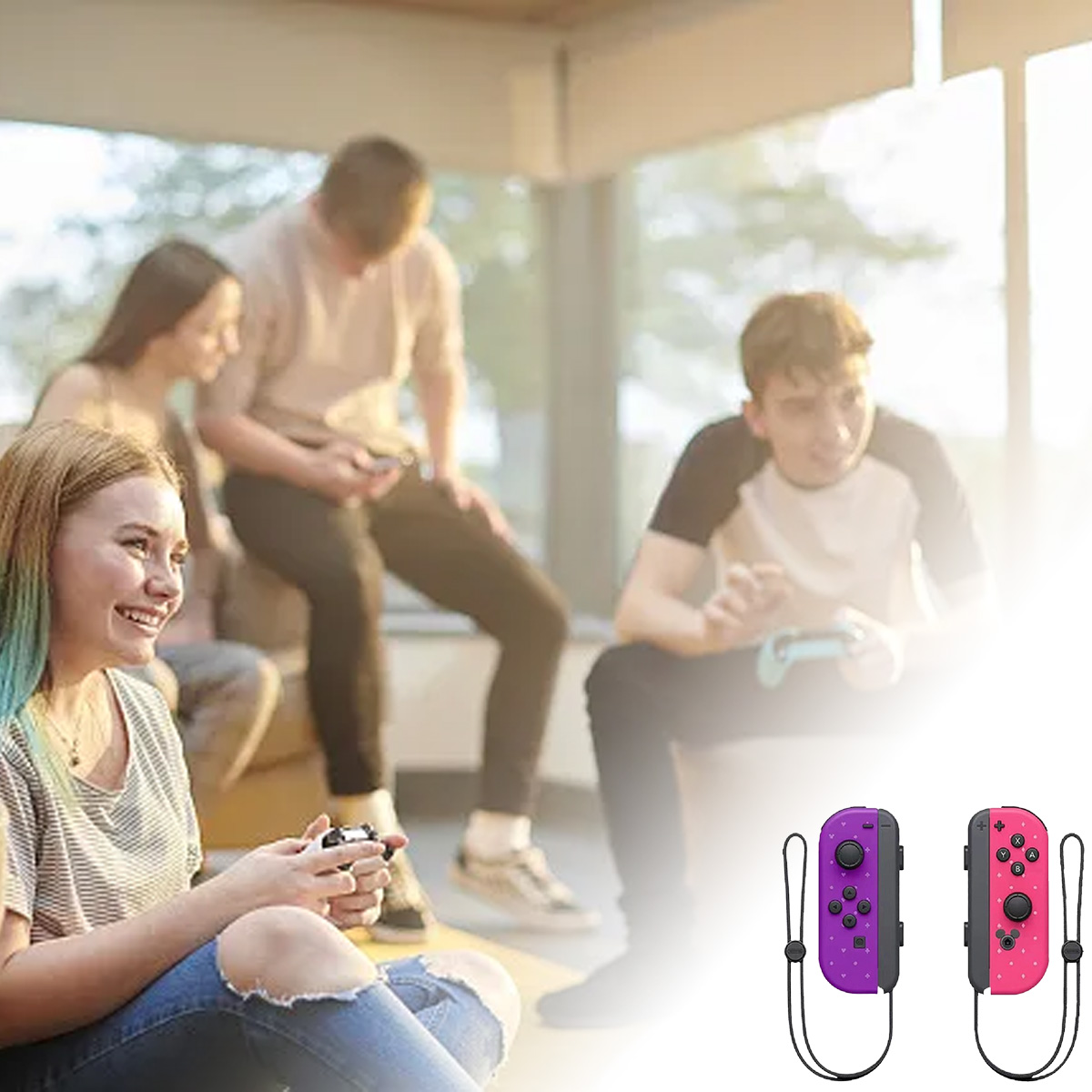 Freunde spielen Videospiele mit Joy-Cons auf einer Terrasse.