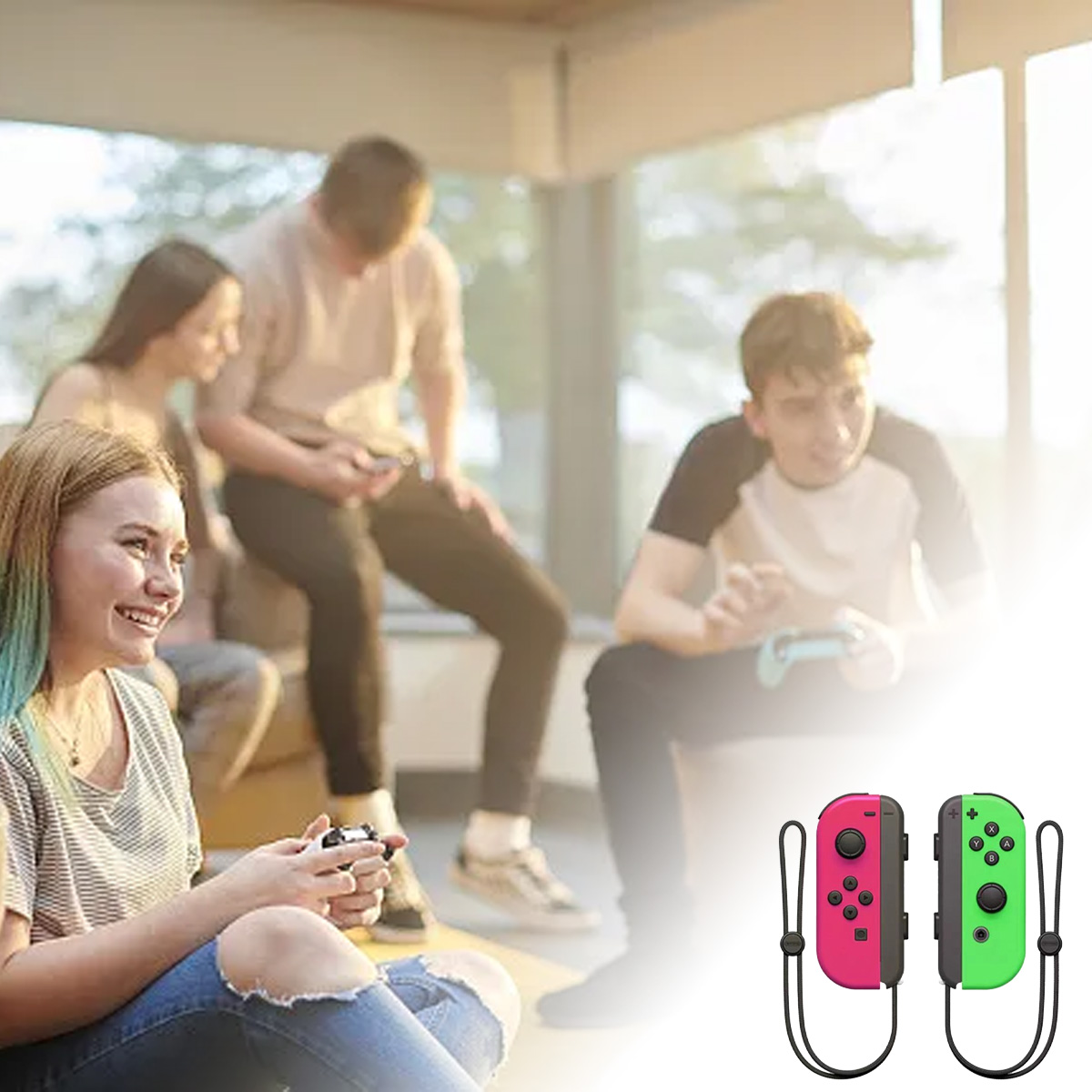 Freunde spielen Videospiele mit bunten Controllern im Freien.