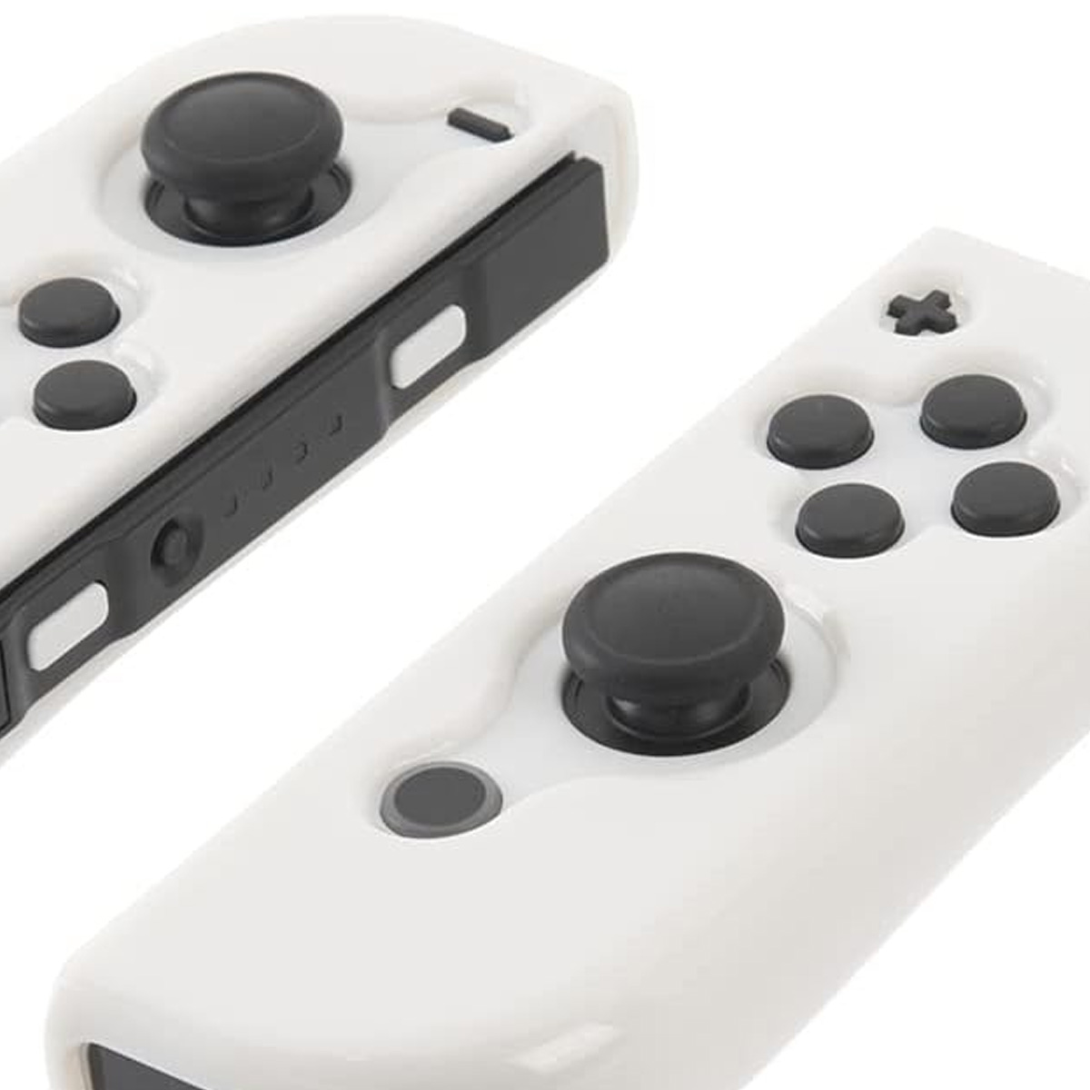 Zwei weiße Controller mit schwarzen Knöpfen und Joysticks auf weißem Hintergrund.