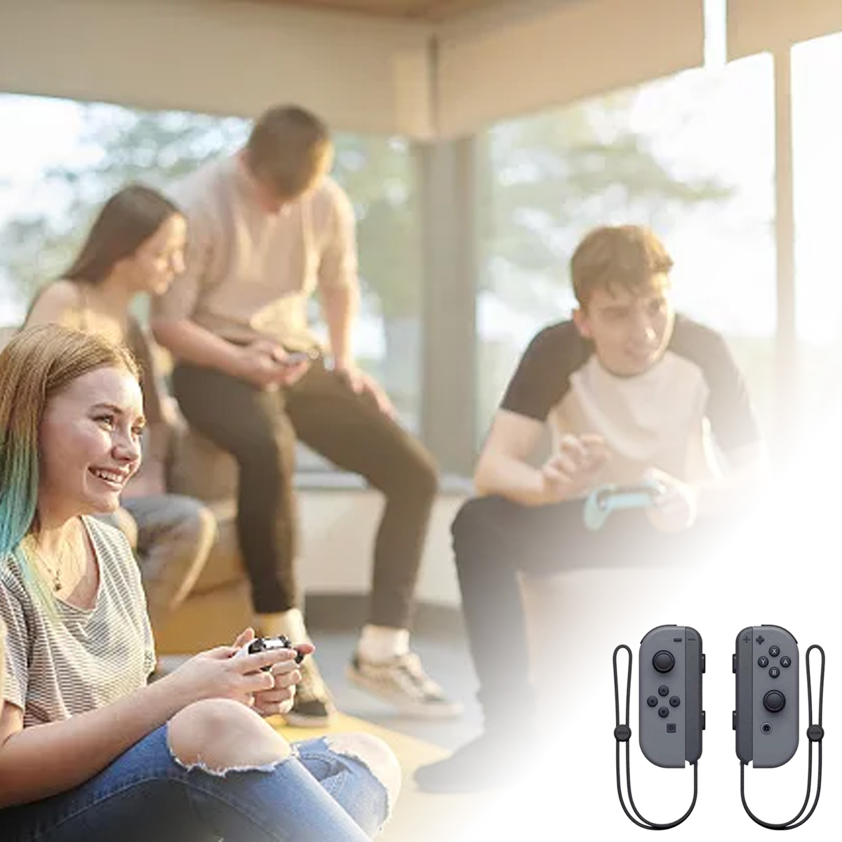 Freunde spielen Videospiele draußen mit Controllern.