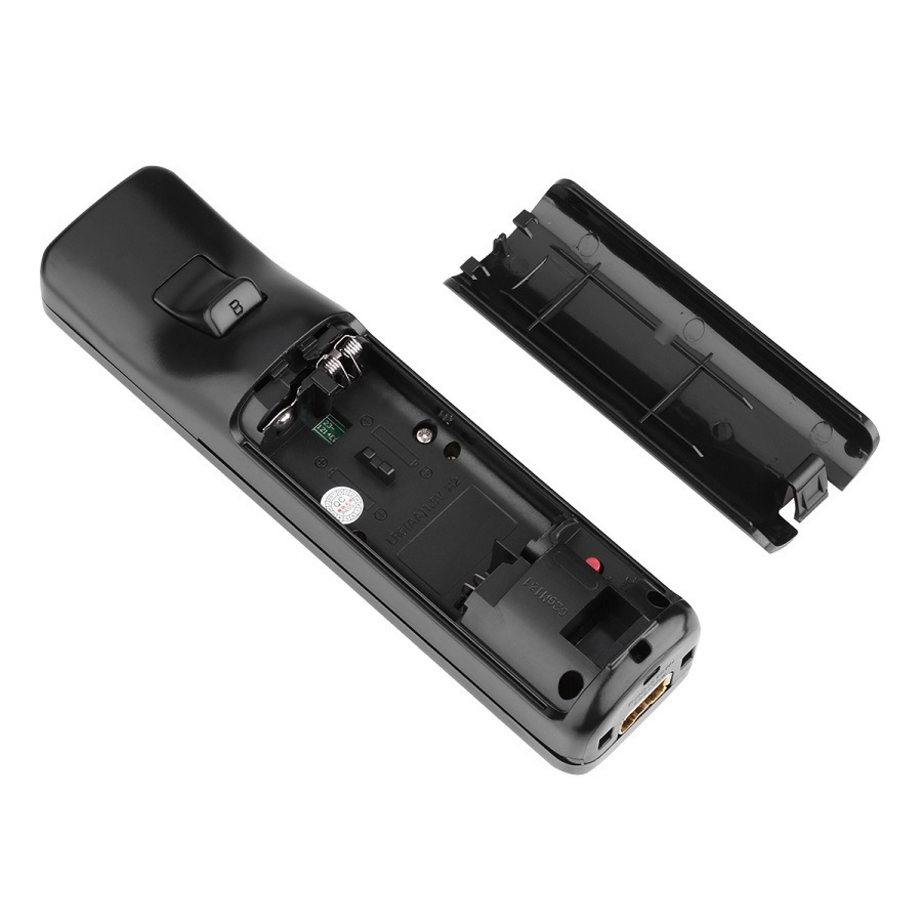 Ein schwarzer Controller mit offenem Batteriefach und abgenommener Abdeckung.