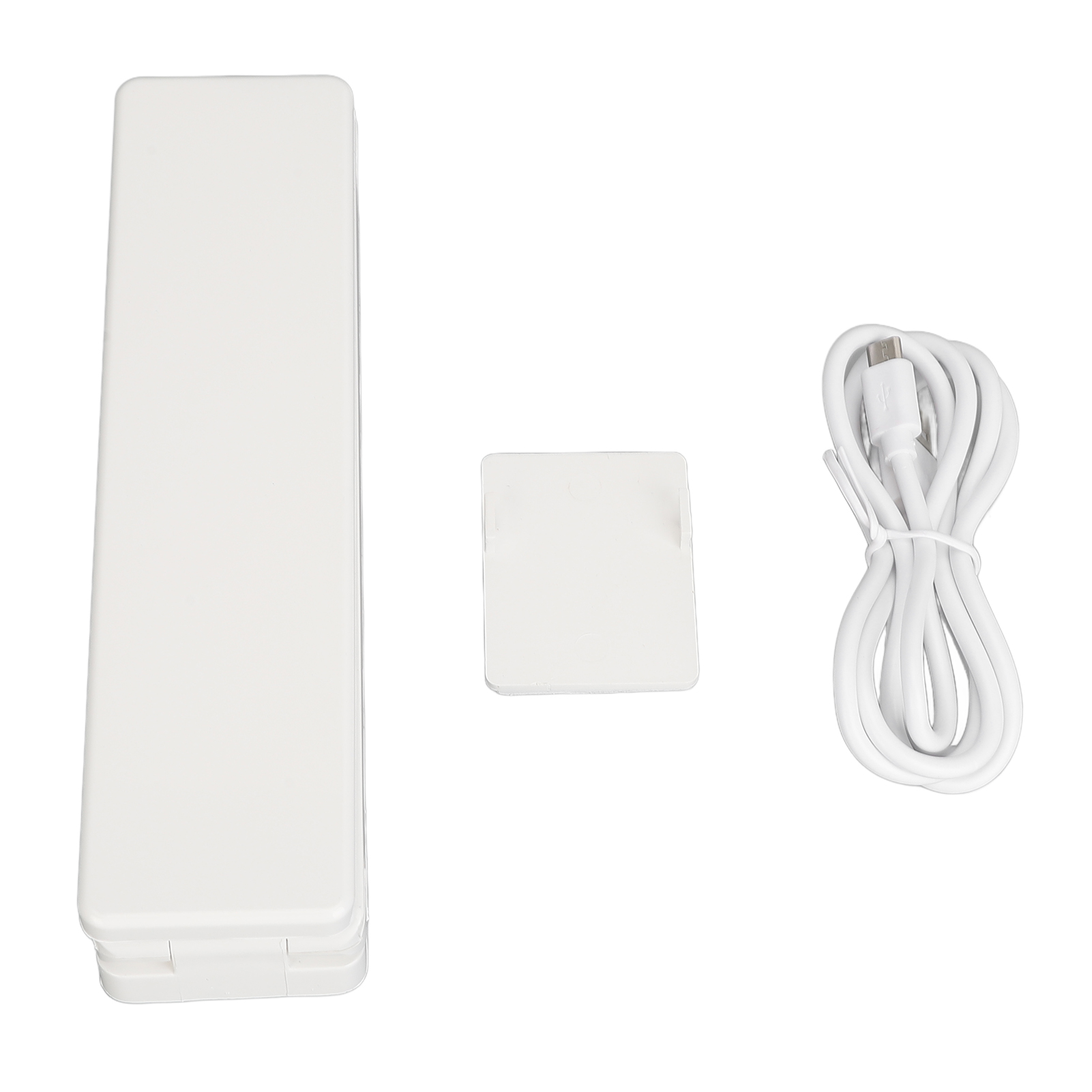 Ein weißes rechteckiges Gerät, ein kleiner weißer Quadrate, und ein weißes USB-Kabel.