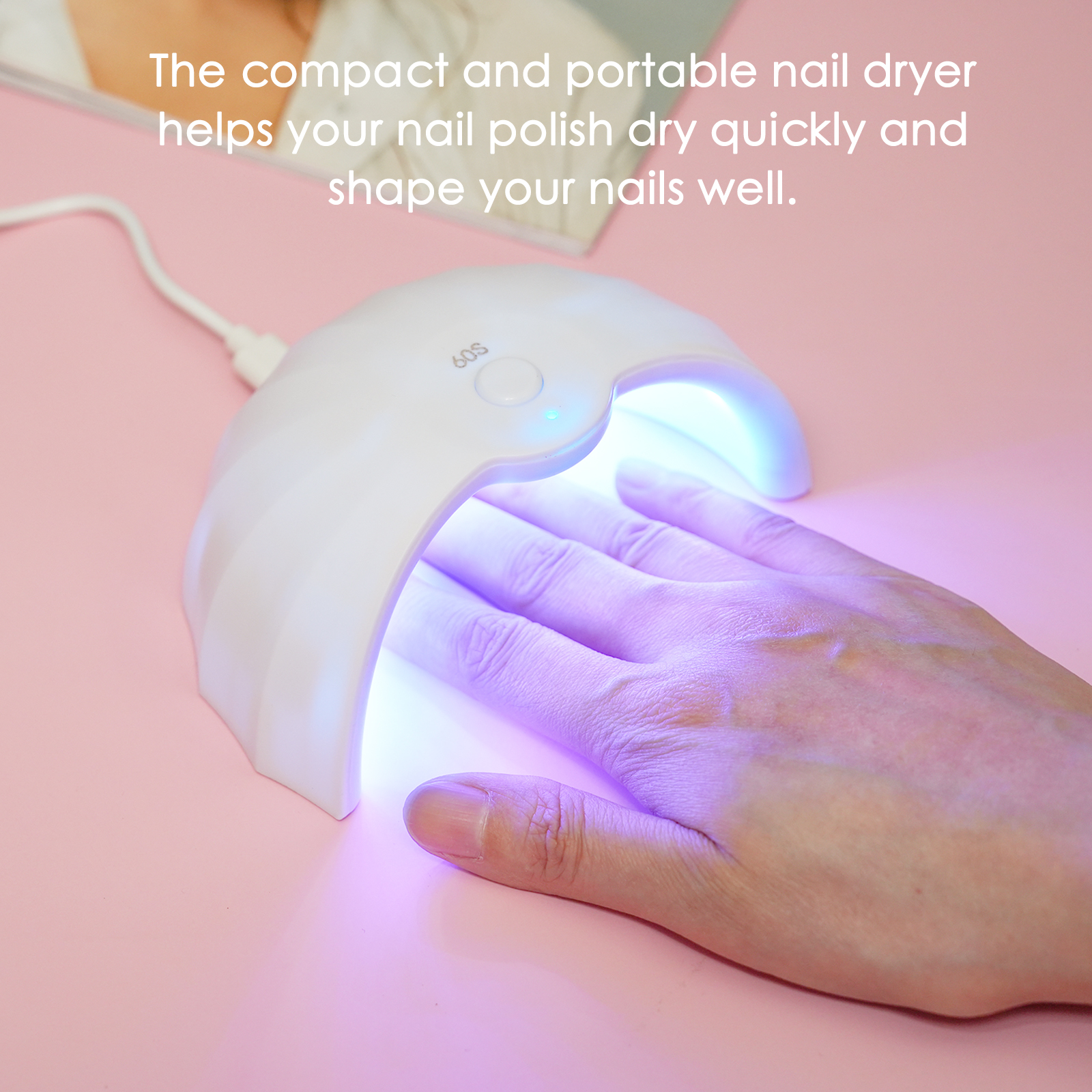 Hand in einem weißen Nagel-UV-Trockner mit blauem Licht auf rosa Unterlage.