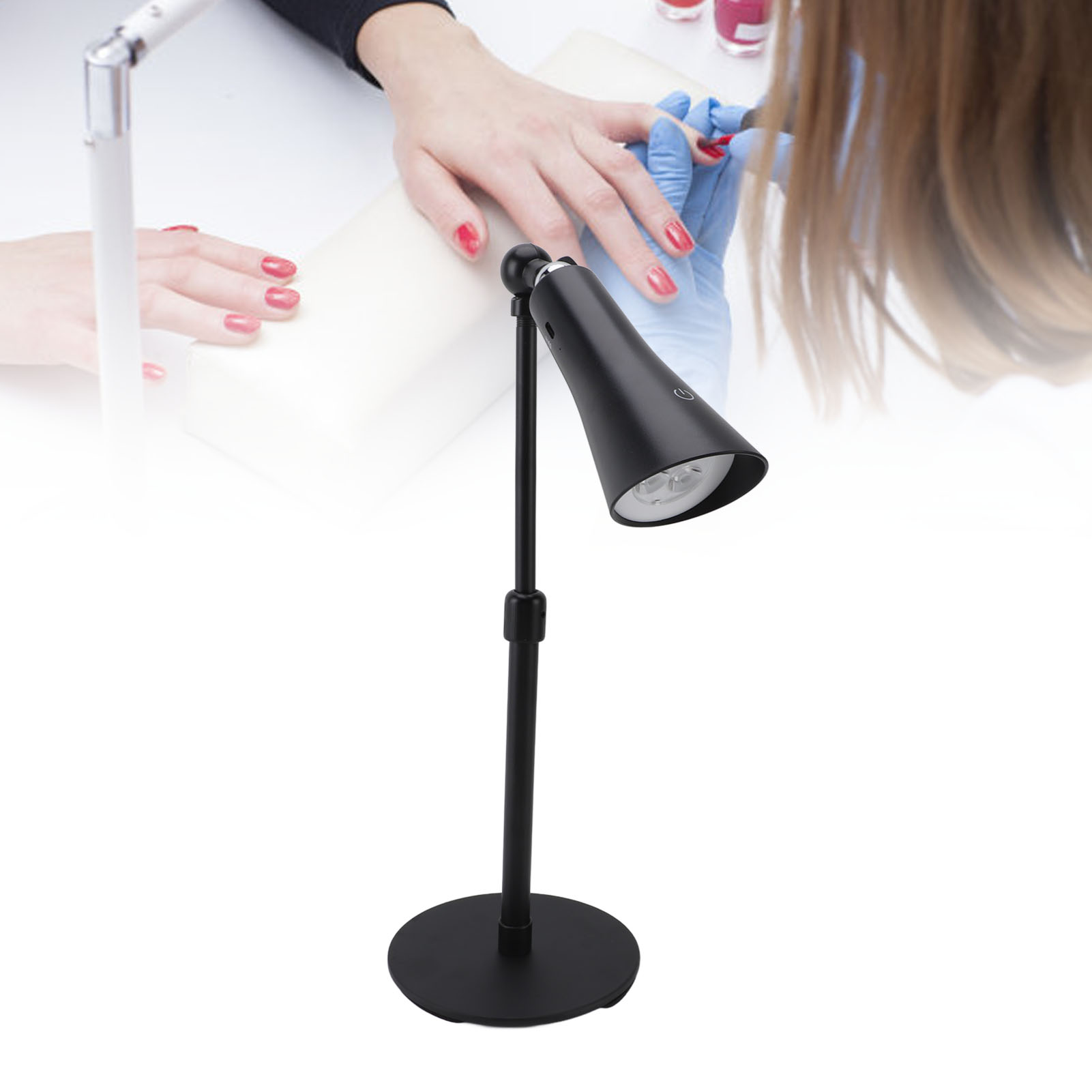 Schwarze Lampe beleuchtet Hände, die Nägel lackieren.