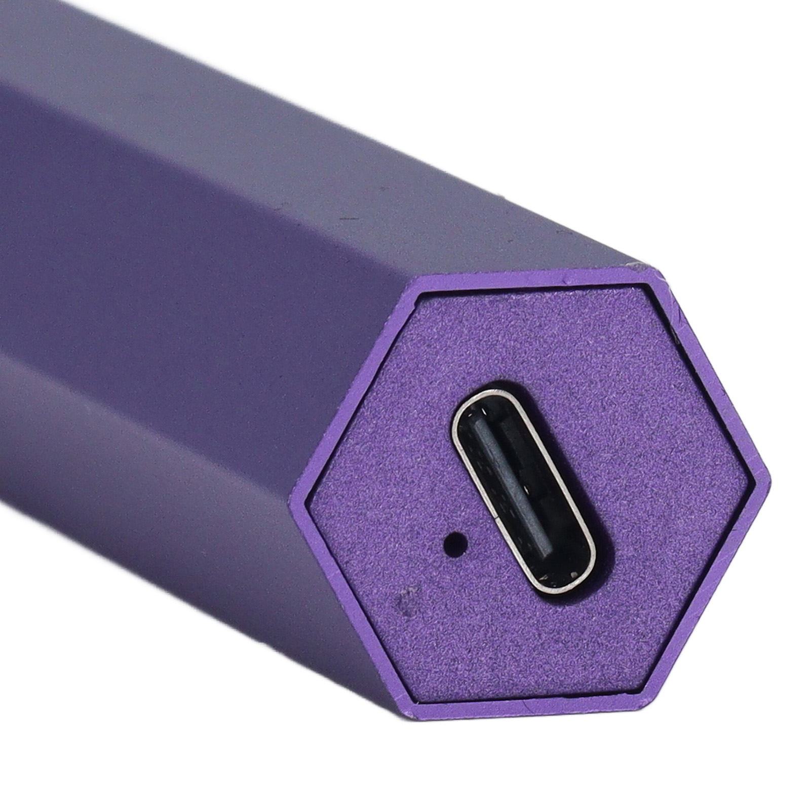Lila sechseckiges Objekt mit USB-C-Anschluss und kleinem Loch.