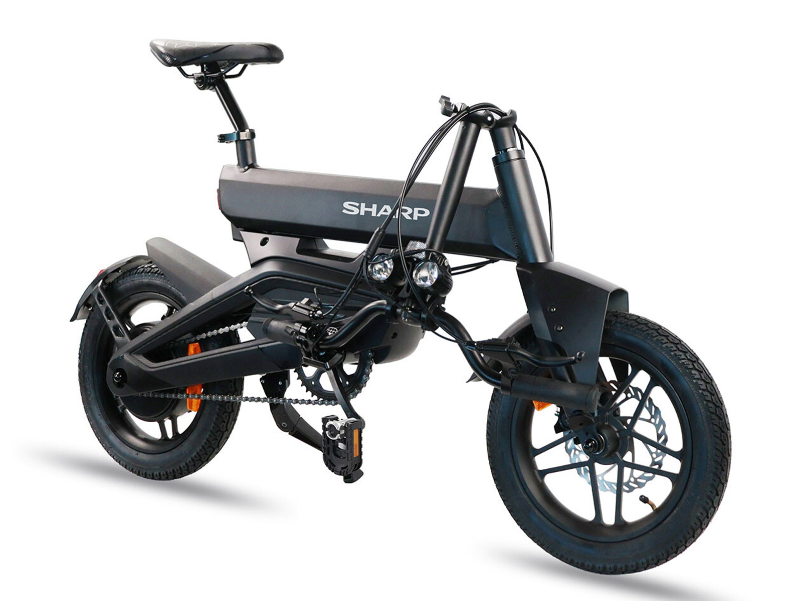 Ein schwarzes faltbares Sharp E-Bike mit zwei Scheinwerfern, Kette und Pedalen.