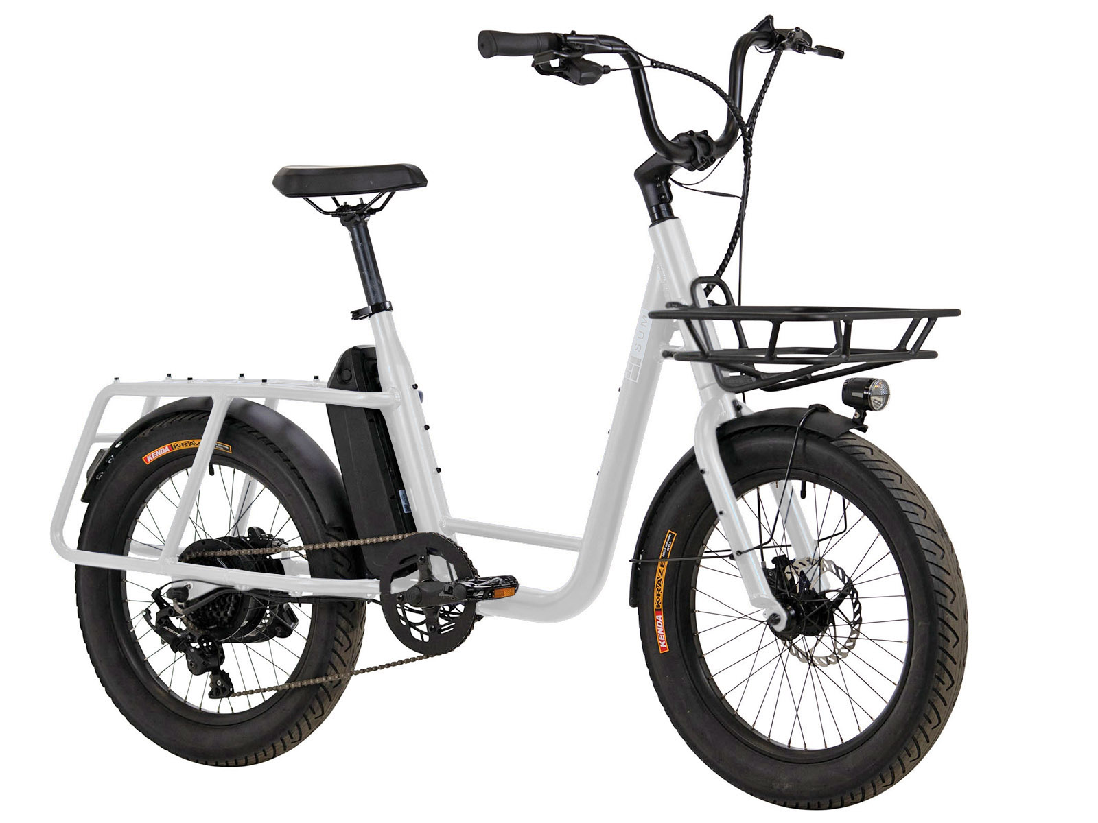 Ein weißes E-Lastenrad mit vorderem Korb, breiten Reifen und Gepäckträger hinten.