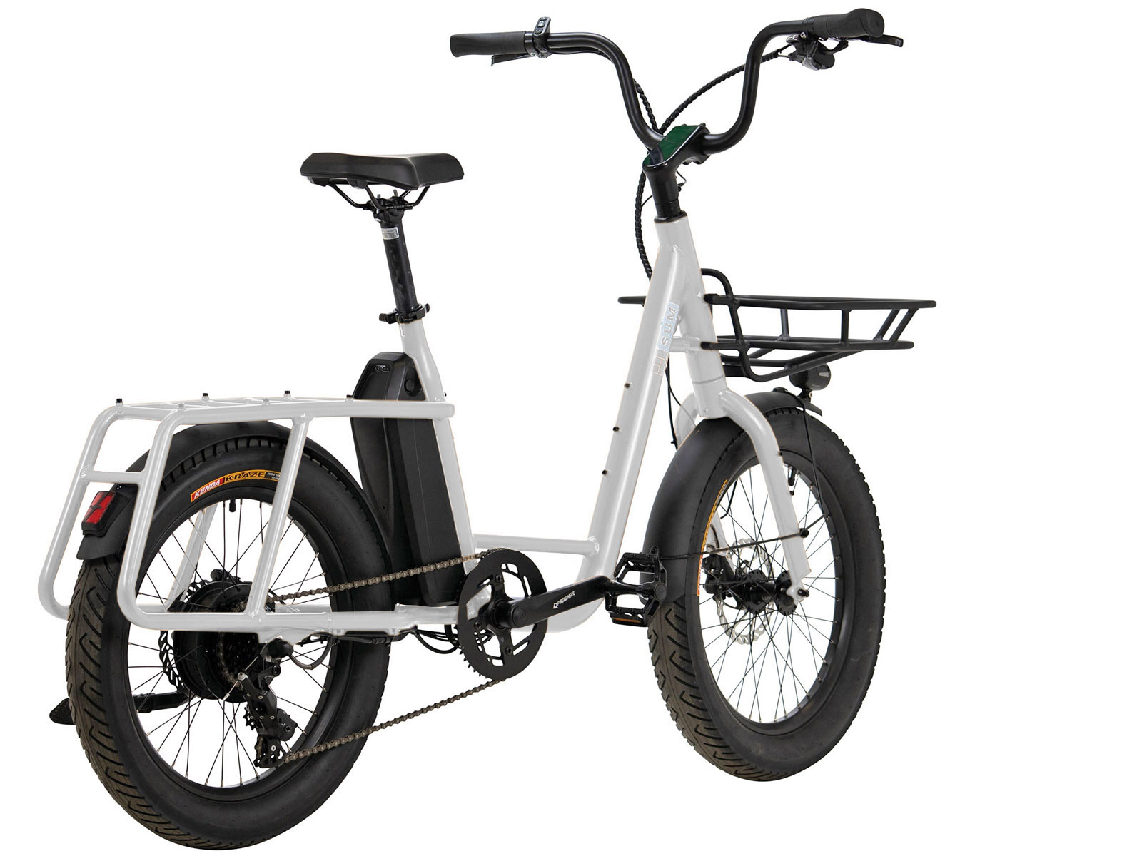 Ein weißes E-Bike mit breiten Reifen, Gepäckträgern vorne und hinten und einer Batterie am Rahmen.