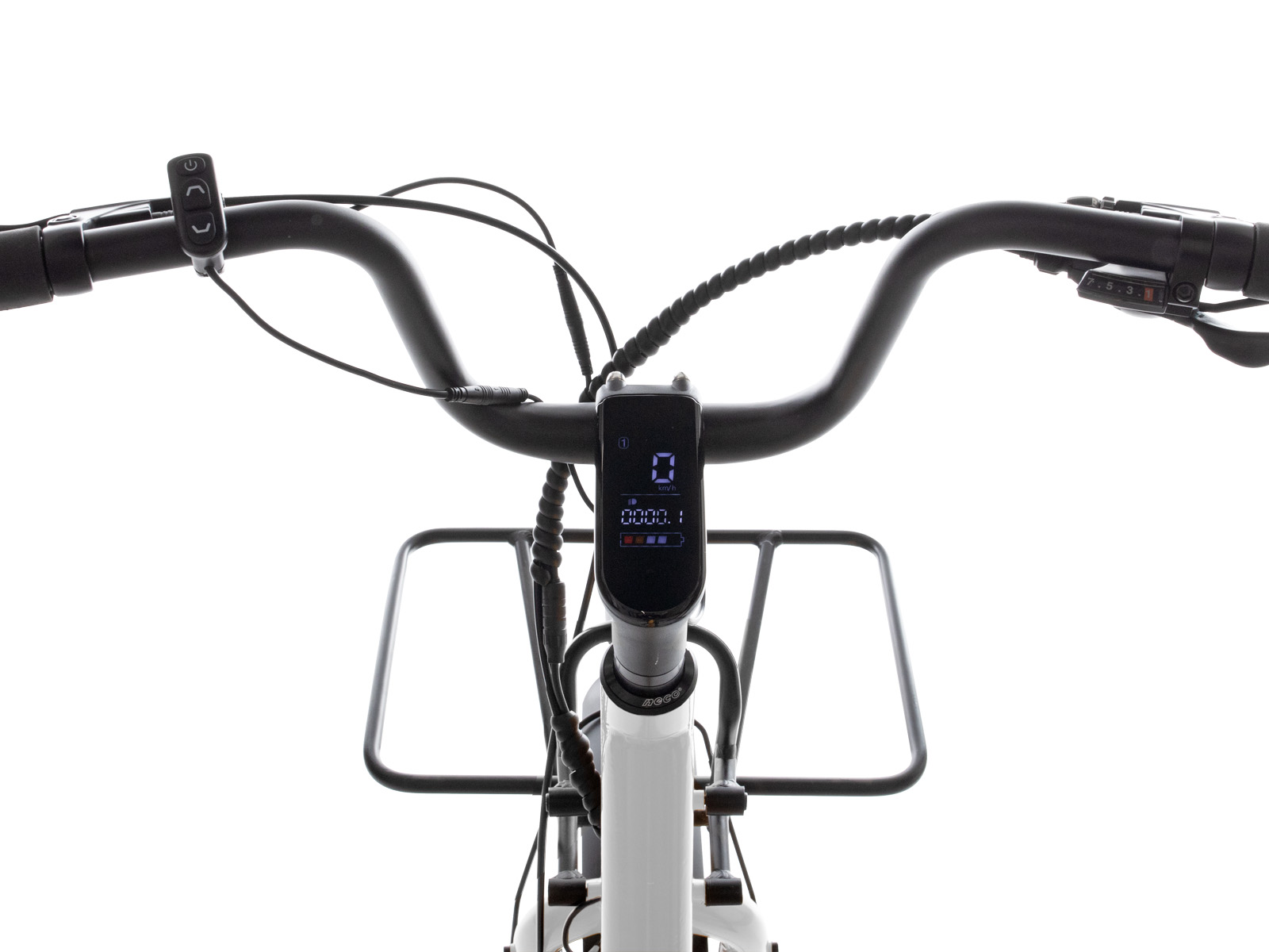 Lenker eines weißen Fahrrads mit digitalem Display und vorderem Gepäckträger.