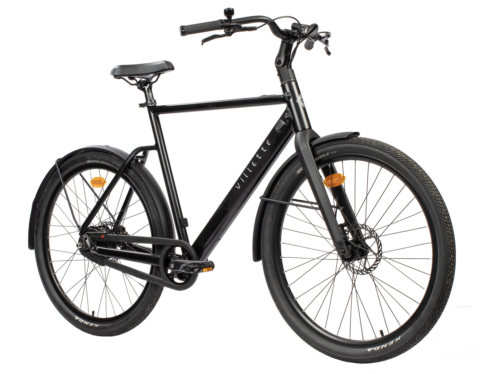 Ein schwarzes Fahrrad mit Schutzblechen und orangefarbenen Reflektoren.