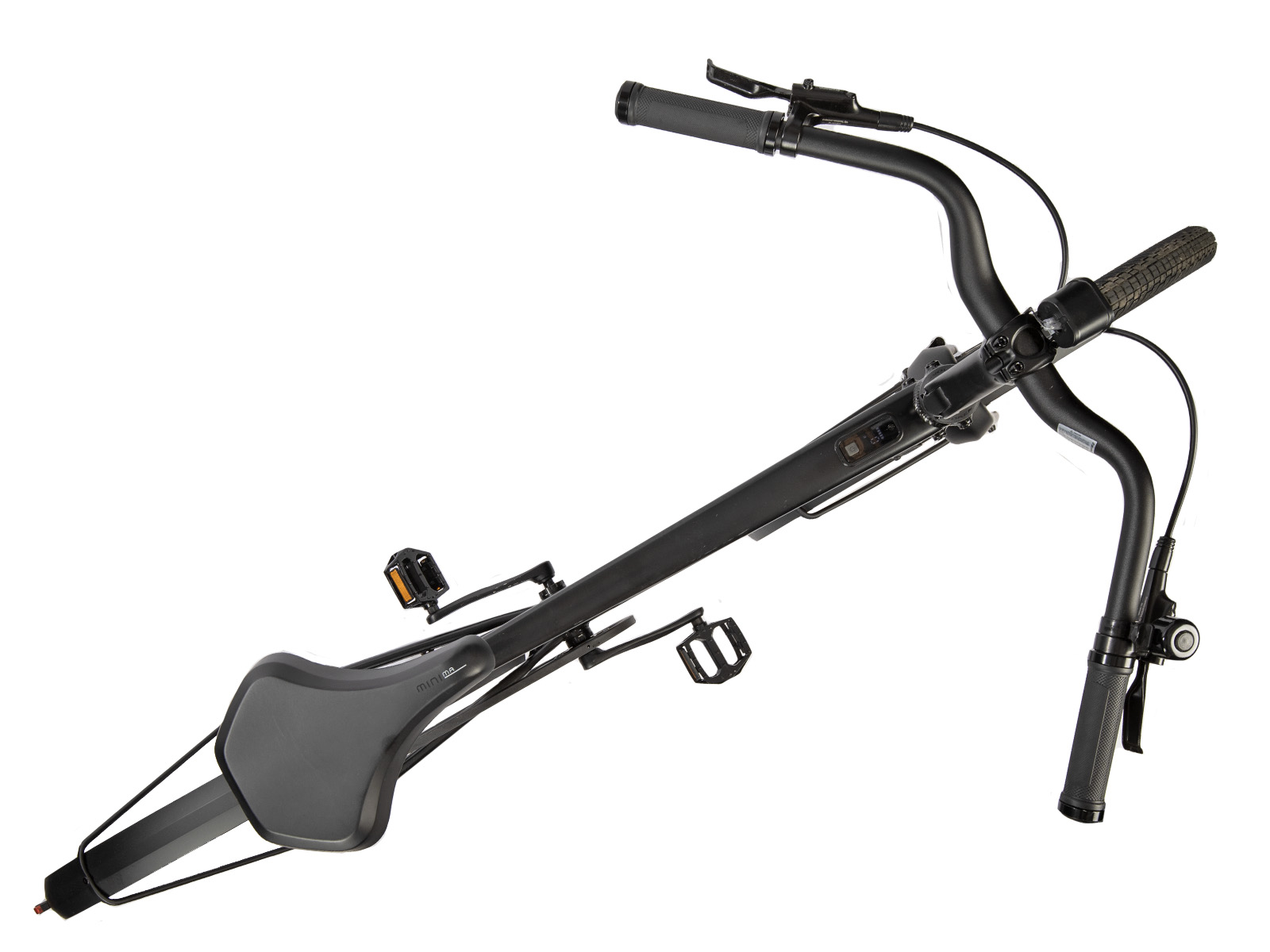 Schwarzes Fahrrad mit Lenker, Sitz und Pedalen auf weißem Hintergrund.