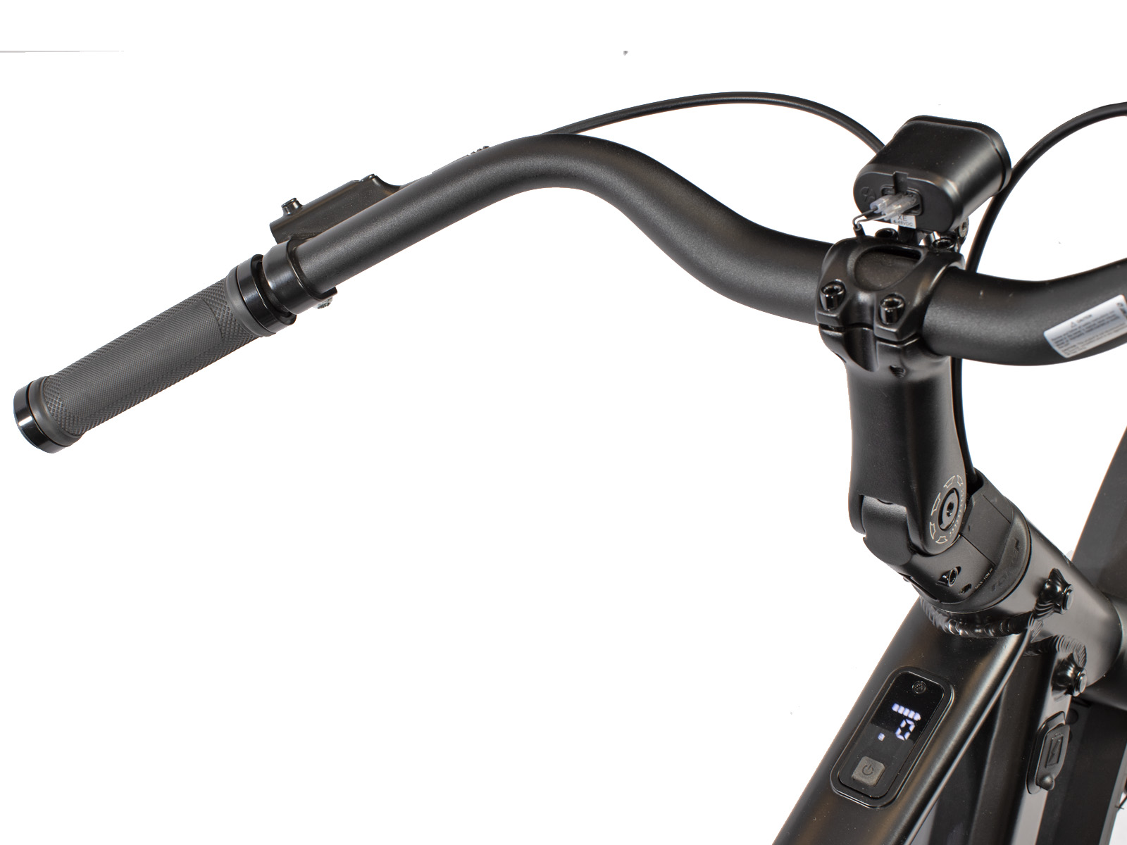 Nahaufnahme des Lenkers eines schwarzen Fahrrads mit Display und Griff.