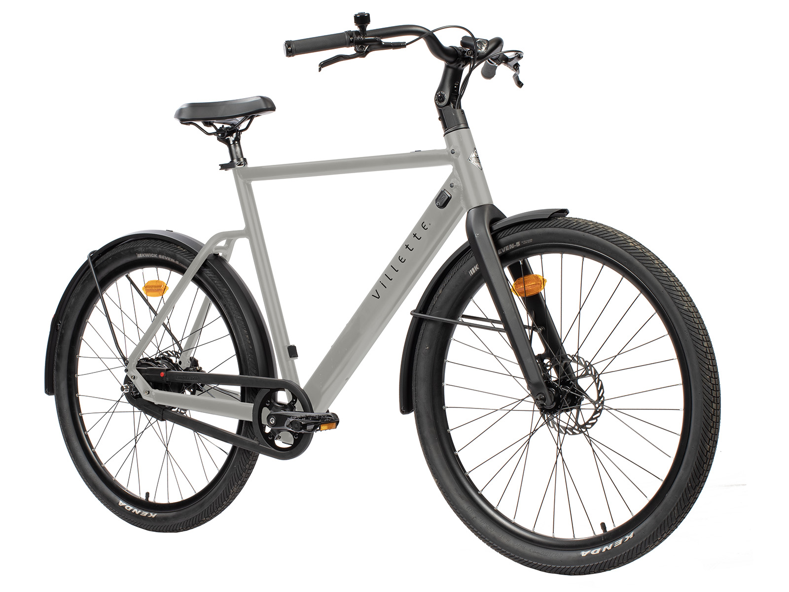 Ein graues Fahrrad mit schwarzen Schutzblechen, Reifen und Sattel.