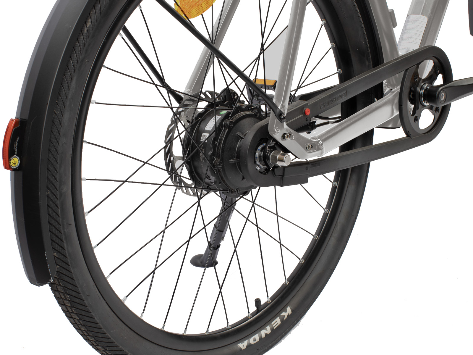 Nahaufnahme des Hinterrads eines Fahrrads mit Motor, Kette und Ständer.