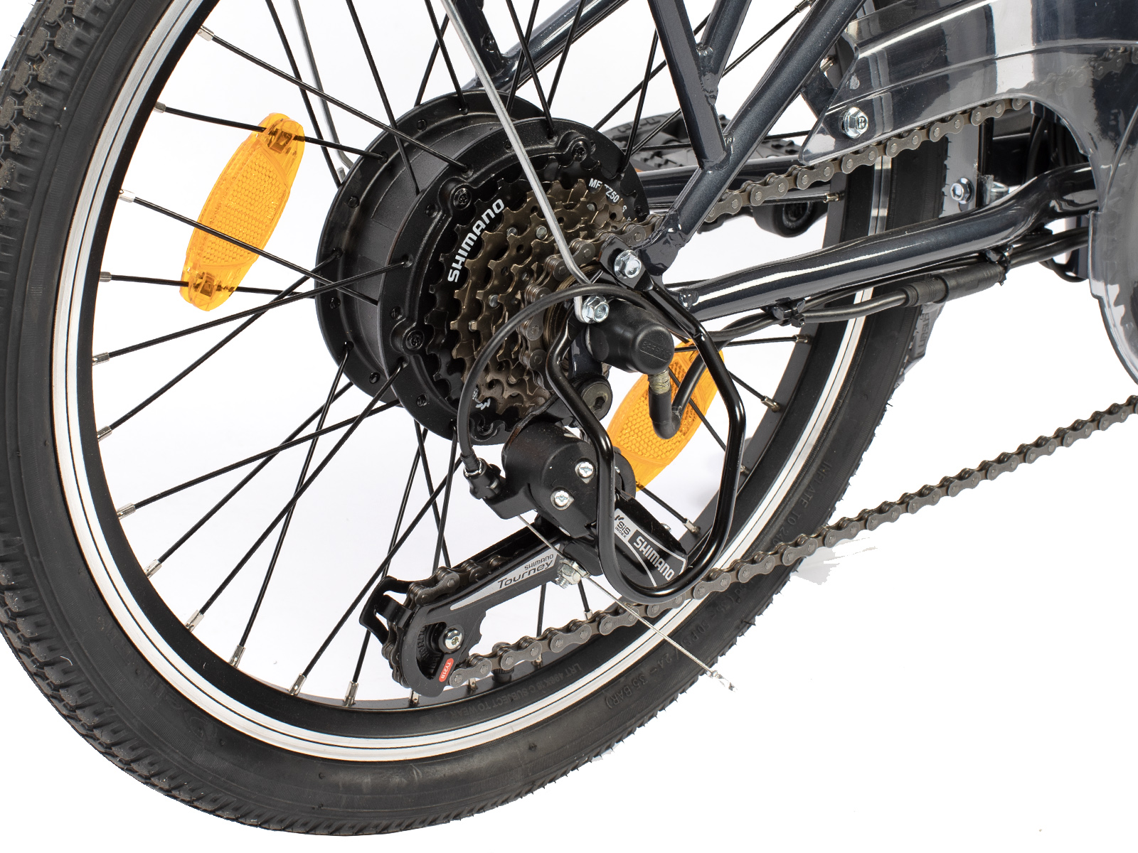 Nahaufnahme eines Fahrrad-Hinterrads mit Shimano-Schaltwerk, Kassette und Kette.