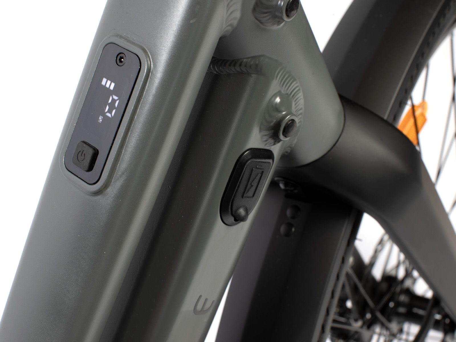 Nahaufnahme des Rahmens eines E-Bikes mit Batteriestandsanzeige und Ladeanschluss.