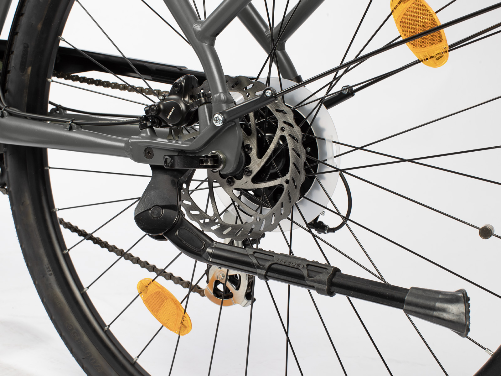 Nahaufnahme des Fahrrad-Kettenrads mit Scheibenbremse und Ständer.