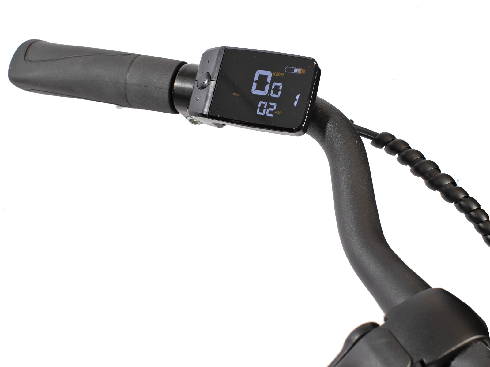 Nahaufnahme eines E-Scooter-Lenkers mit digitalem Display, das 0,0 km/h und 2 km anzeigt.