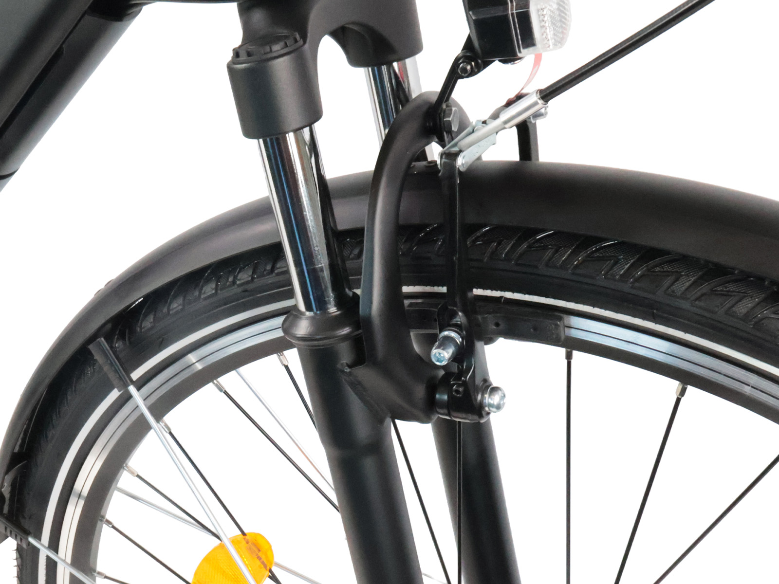Nahaufnahme einer schwarzen Fahrradgabel, Kotflügel, Rad und Bremsmechanismus.