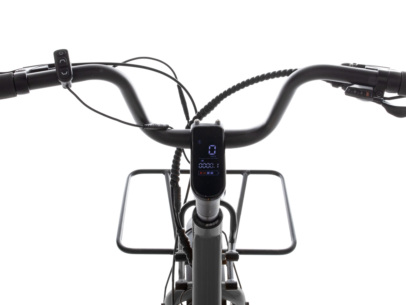 Fahrradlenker mit digitaler Anzeige, Vorderkorb und Bedienelementen.