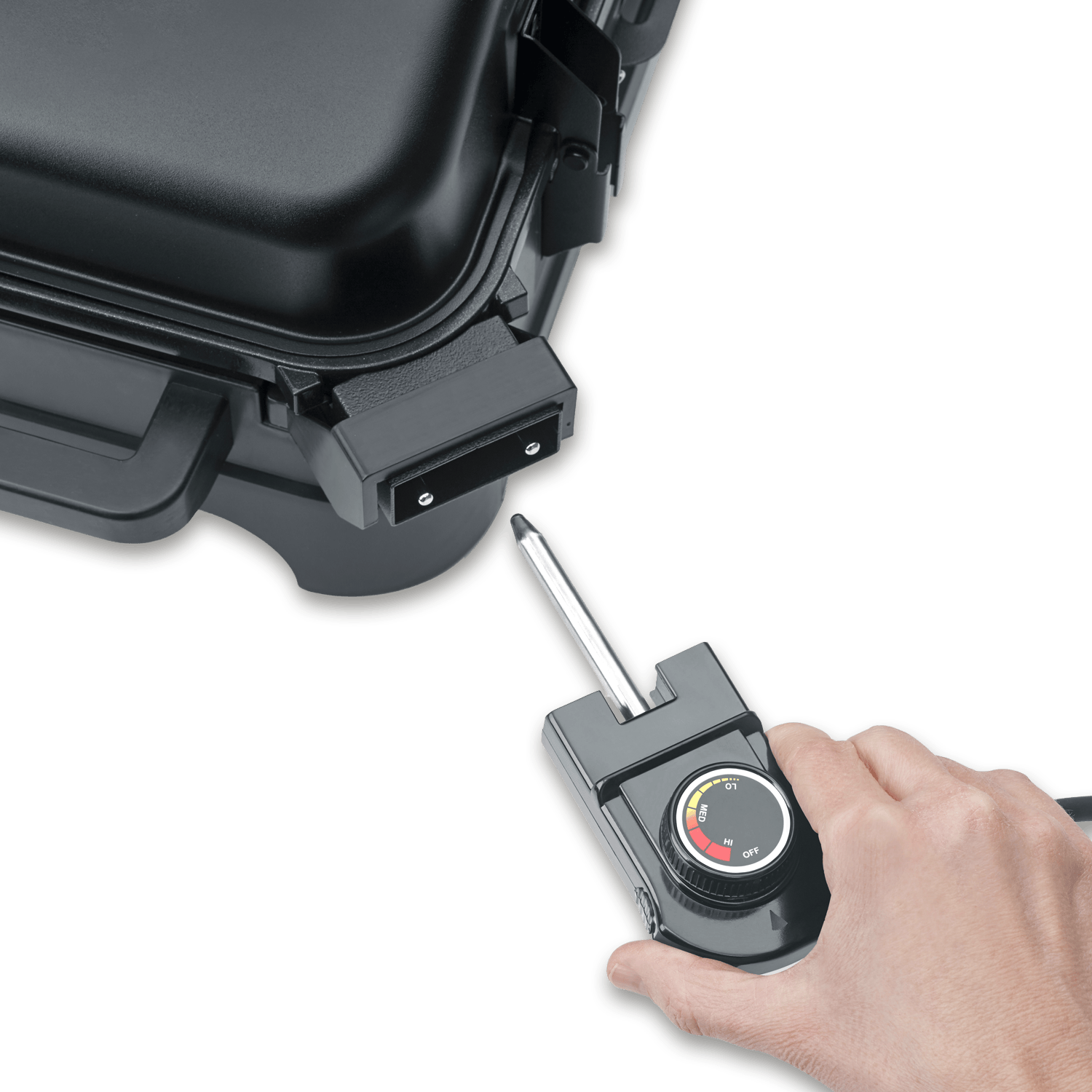 Una mano sujeta un control de temperatura para una parrilla. El dial está en "HI".