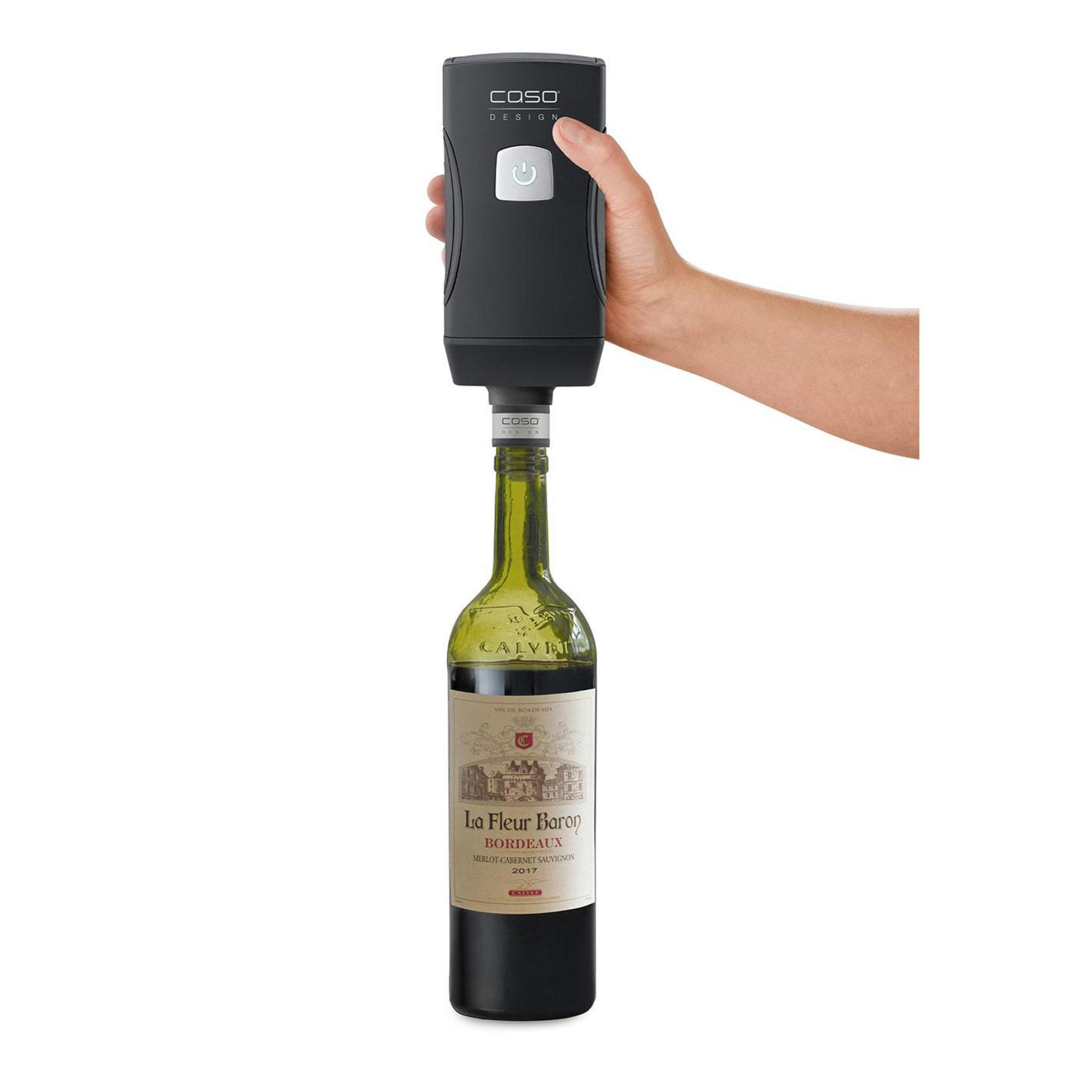 Hand hält schwarzen Weinversiegler auf grüner Weinflasche. COSO DESIGN.