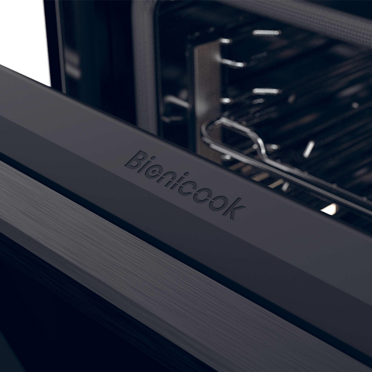 Primer plano de una puerta de horno negra con el nombre 'Bionicook' en relieve.