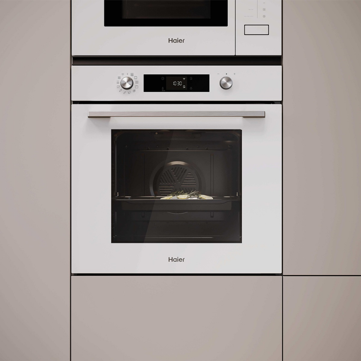 Un horno blanco Haier con la puerta abierta, mostrando hierbas dentro.