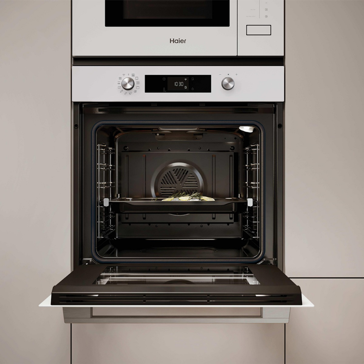Un horno Haier moderno está abierto, mostrando una bandeja de comida con hierbas.