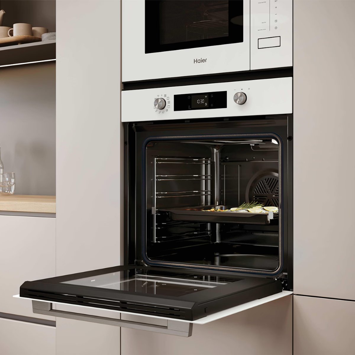 Un horno Haier blanco abierto con una bandeja de cocina dentro. Pantalla digital muestra 10:30.