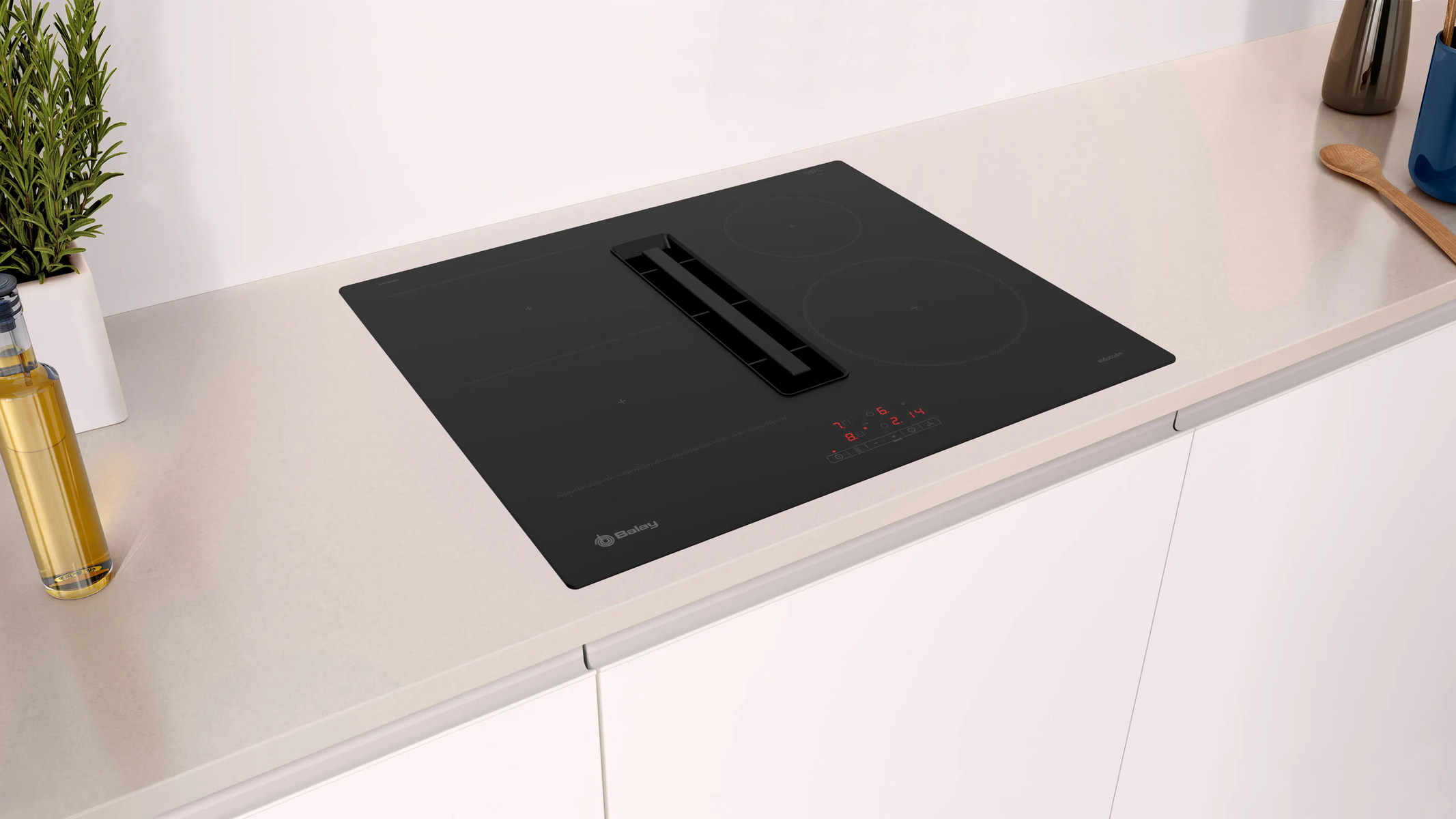 Piano cottura a induzione nero con cappa integrata su un piano di lavoro chiaro.