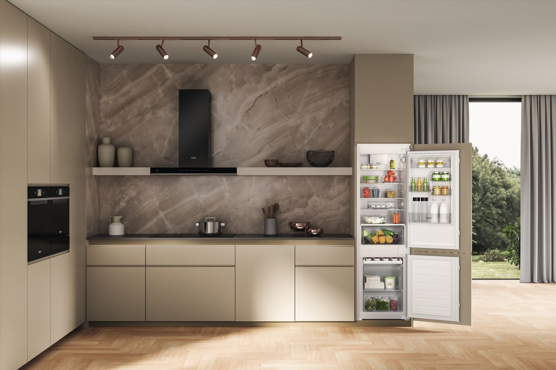 Cucina moderna con frigorifero aperto, elettrodomestici e paraschizzi in marmo.