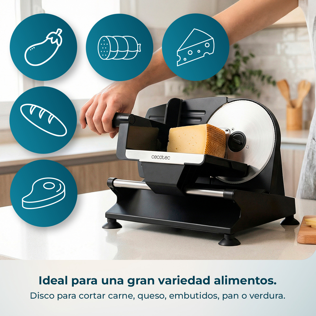 Un'affettatrice prepara il formaggio. Icone mostrano melanzana, salsiccia, formaggio, pane, bistecca.