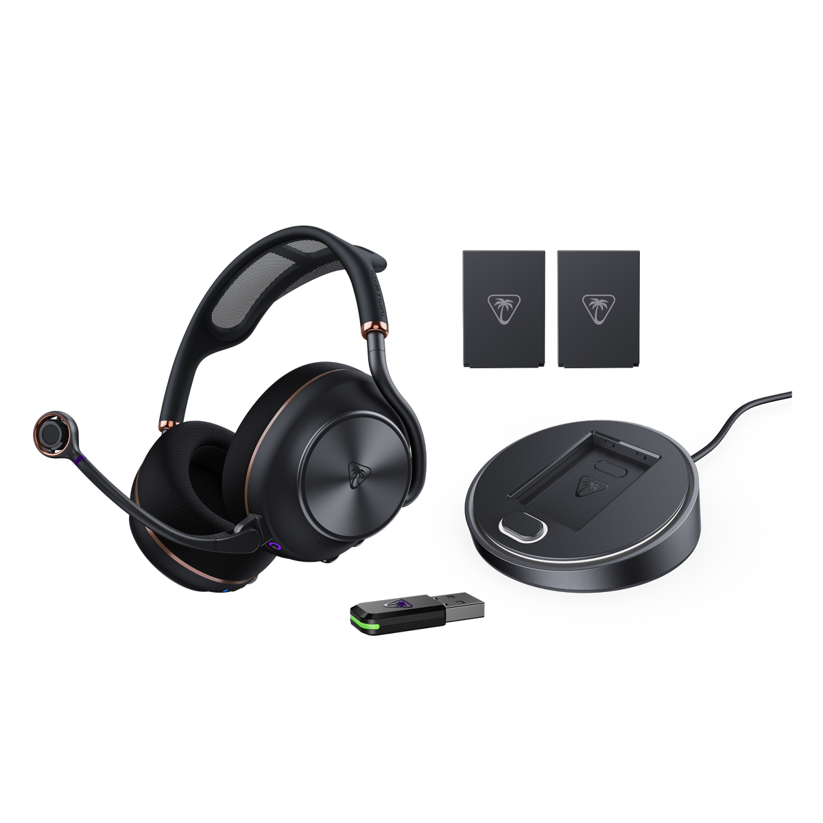 Ein schwarzes Headset mit Mikrofon, Lade-/Dockingstation und USB-Sender auf schwarzem Hintergrund.